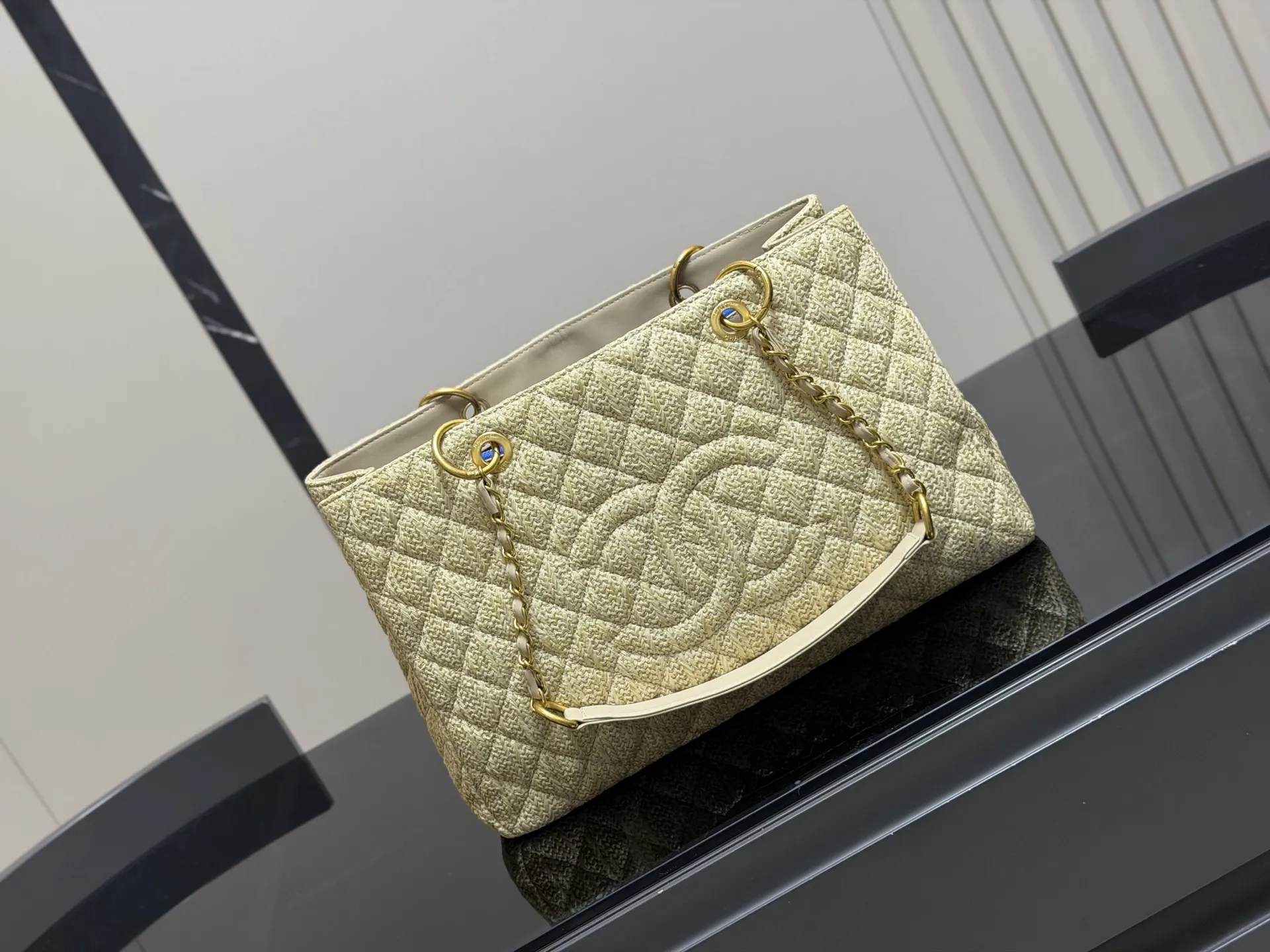 &yen;180 香奈儿GST 一包难求系列 通过各种渠道购入正品开发复刻 原厂小牛皮压荔枝纹颗粒 专柜同步纯钢制五金 容量极大 各种场合均适用 版型超赞👍 出门必备尺寸：38.24cm