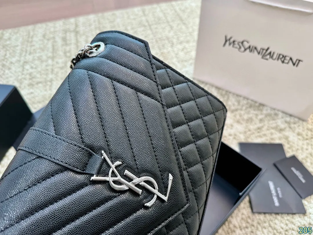 小号&yen;150折叠盒 圣罗兰YSL Envelope信封包 简约才是百搭公式。 复古又时髦，妥妥的街拍神器。 出街通勤都可。 容量很大，可肩背、斜挎。 搭配很显高级感。 是帅气女孩不可缺少的一款经典存在。 尺寸小号24 17