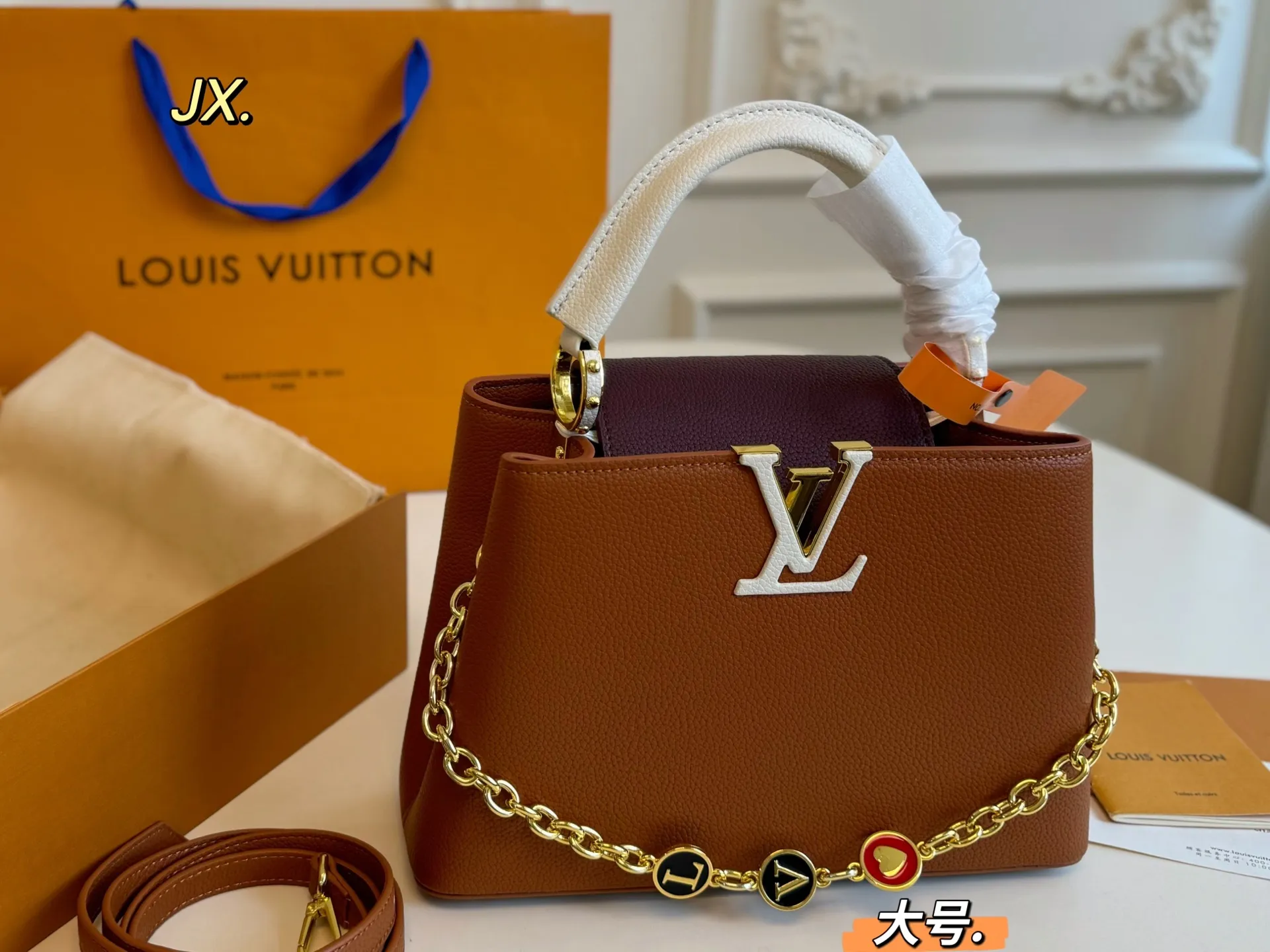 P180大号(折叠盒) size:27×18大号 LV路易威登Capucines卡普辛手提包💕 贵气十足的包包,真的超美! 色彩鲜亮不张扬,显得无比温柔 高级感满🈵️,时尚洋气❗️ 大小刚好,精致又不失优雅‼️