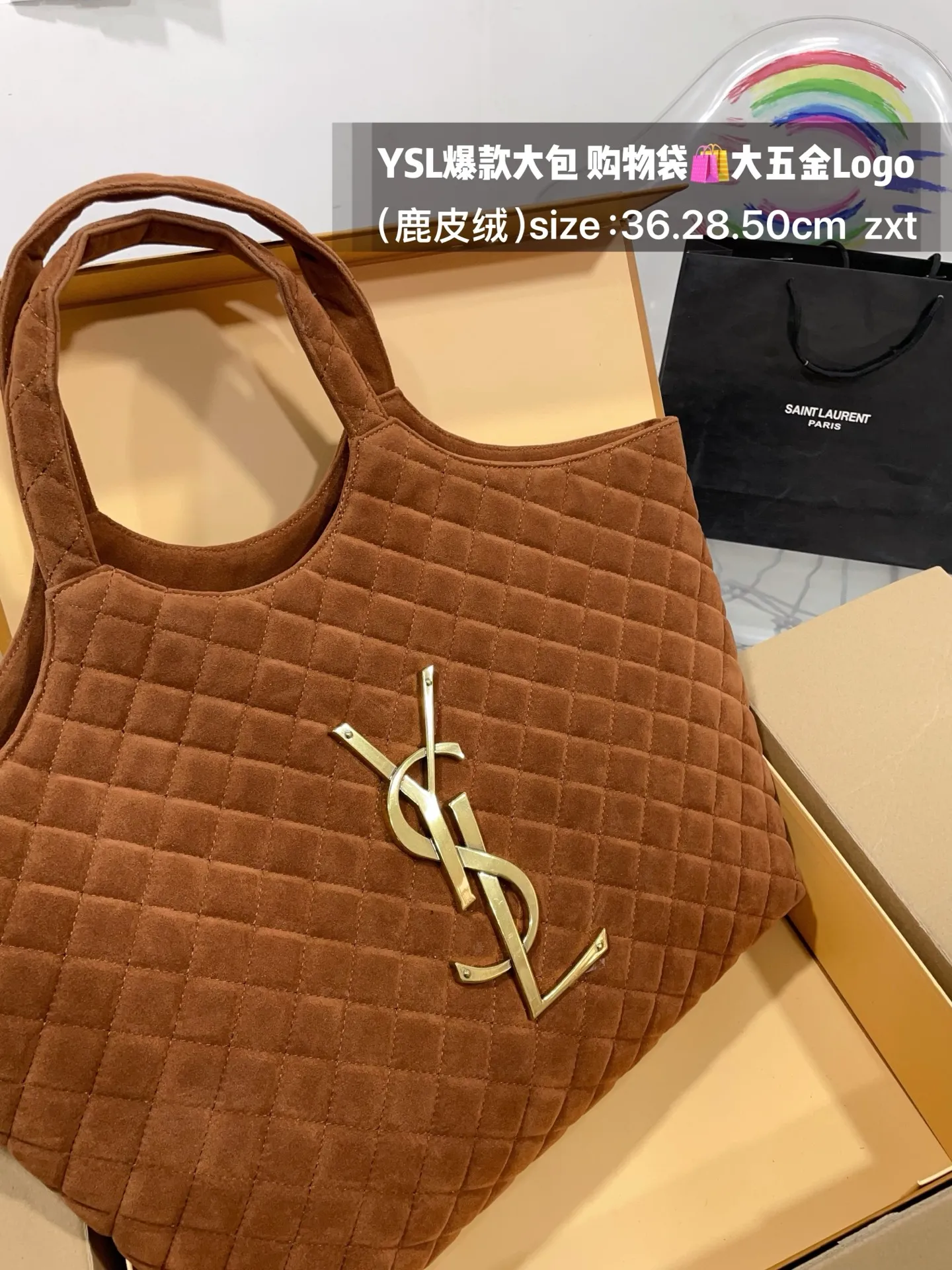 👑💰185无盒 size:底36.28.50cm YSL爆款大包 购物袋🛍️ 大五金Logo终于做到与原版大小一致💪 高级感满满👍圣罗兰 复古菱形格子与 巨大LOGO五金 璀璨而大气☄️ 最重要是一包当2包用、 中间链子往两侧一收 可以变换造型 配有小包一个 (五金全套对版带LOGO)