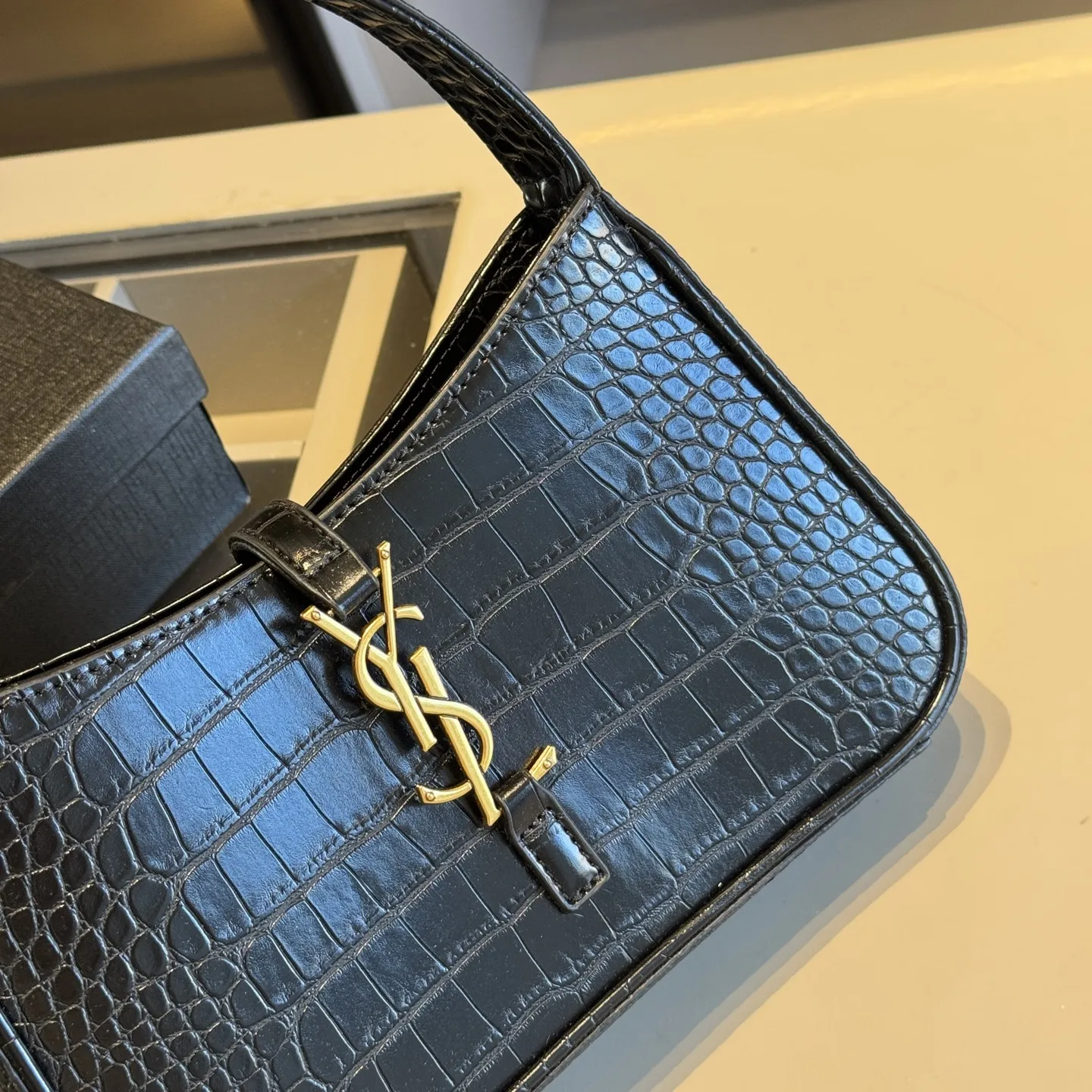 🅿️135✅新品推荐🔜 升级版🔥YSL圣罗兰专柜爆款hobo腋下包!鱼纹系列🐊明星同款!到哪都是回头率👍专柜同款哦!品质堪比正品!进口牛皮面料🐂外出轻便实用!原版顶级五金!🎁原版礼盒包装(size:24*15*6)