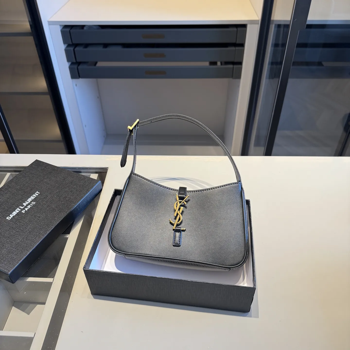 🅿️135✅新品推荐🔜 升级版🔥YSL圣罗兰专柜爆款hobo腋下包!明星同款!到哪都是回头率👍专柜同款哦!品质堪比正品!进口牛皮面料🐂外出轻便实用!原版顶级五金!🎁原版礼盒包装(size:24*15*6)