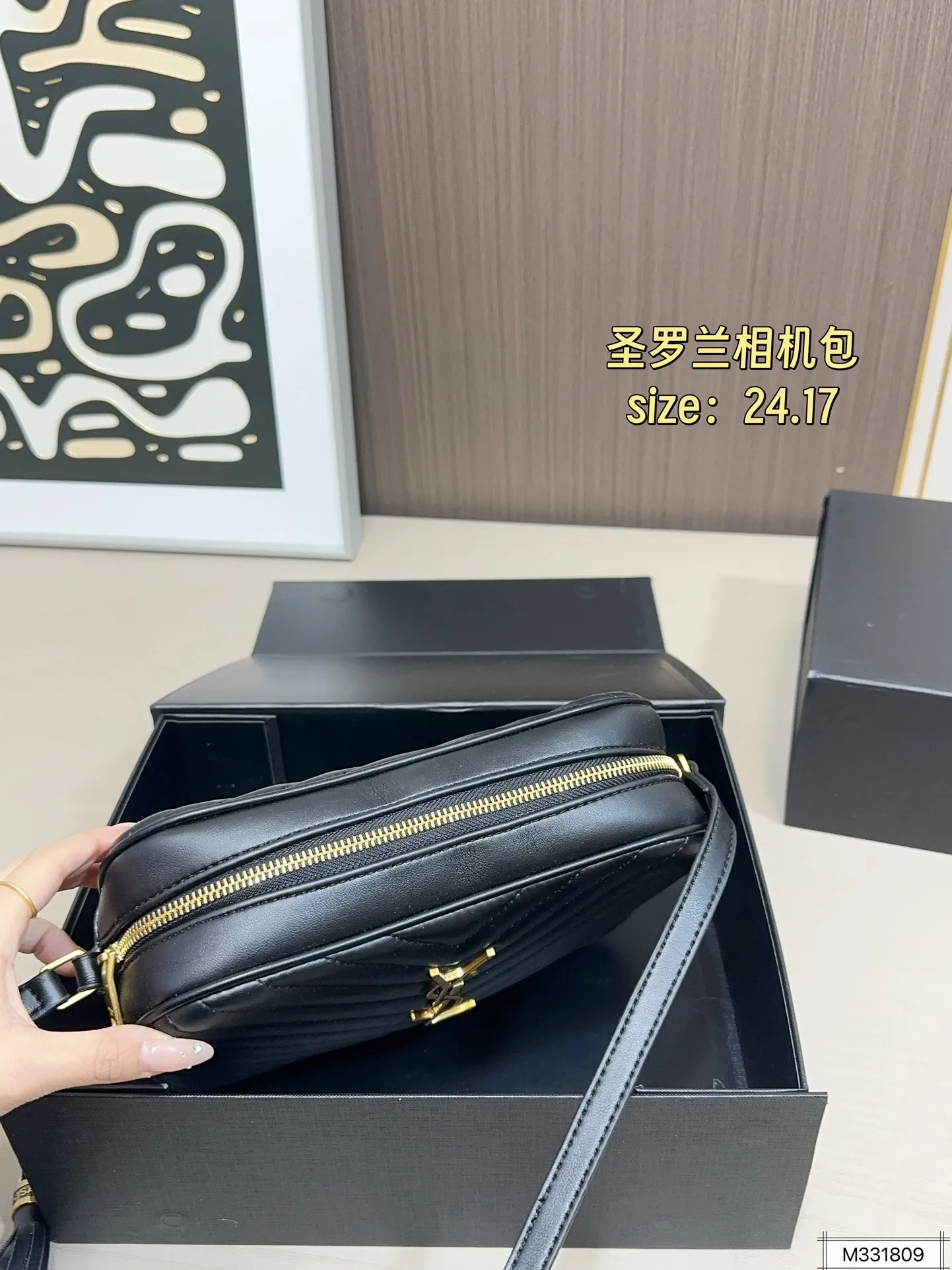 💰125 折叠盒 圣罗兰相机包 拥有无穷魅力 时尚感极强 五金十分抢眼 单肩/斜挎百搭各种服饰 尺寸：24 17