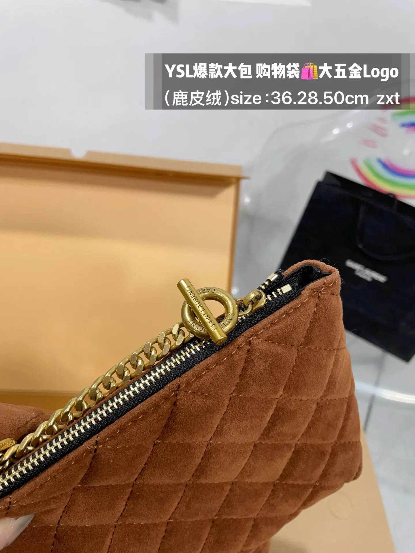 👑💰185无盒 size：底36.28.50cm YSL爆款大包 购物袋🛍️ 大五金Logo终于做到与原版大小一致💪 高级感满满👍圣罗兰 复古菱形格子与 巨大LOGO五金 璀璨而大气☄️ 最重要是一包当2包用、 中间链子往两侧一收 可以变换造型 配有小包一个 （五金全套对版带LOGO）