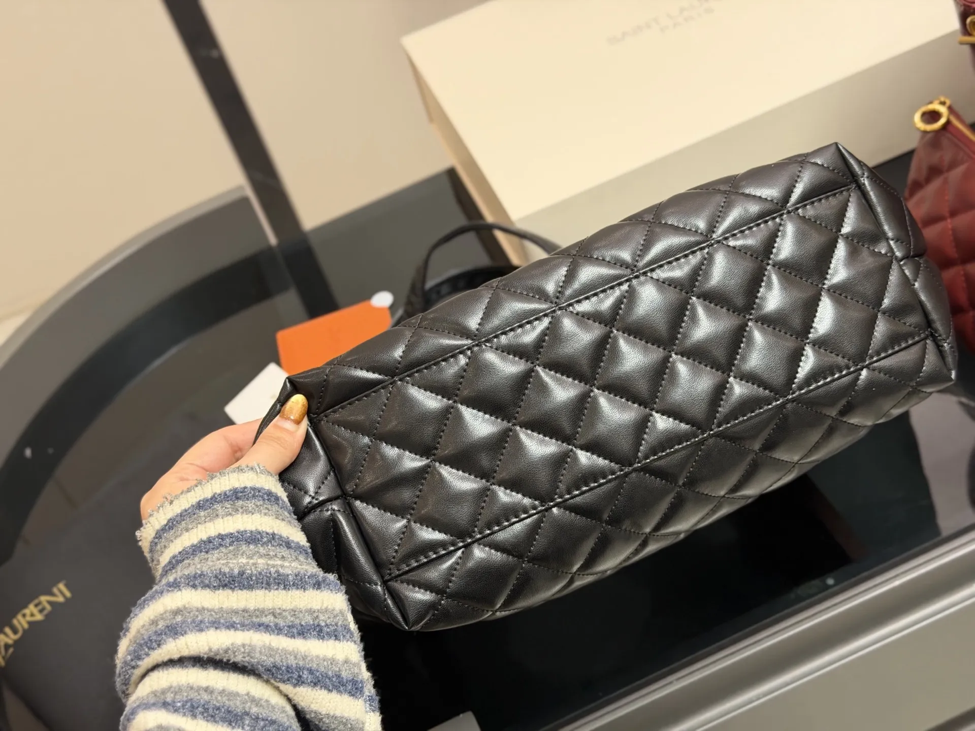 ¥220 折叠盒飞机盒 size:30*28cm 圣罗兰新款购物袋太可了吧 YSLGabv绗缝纹路购物袋 大tote感觉太温柔了吧! ⚠️原版大标