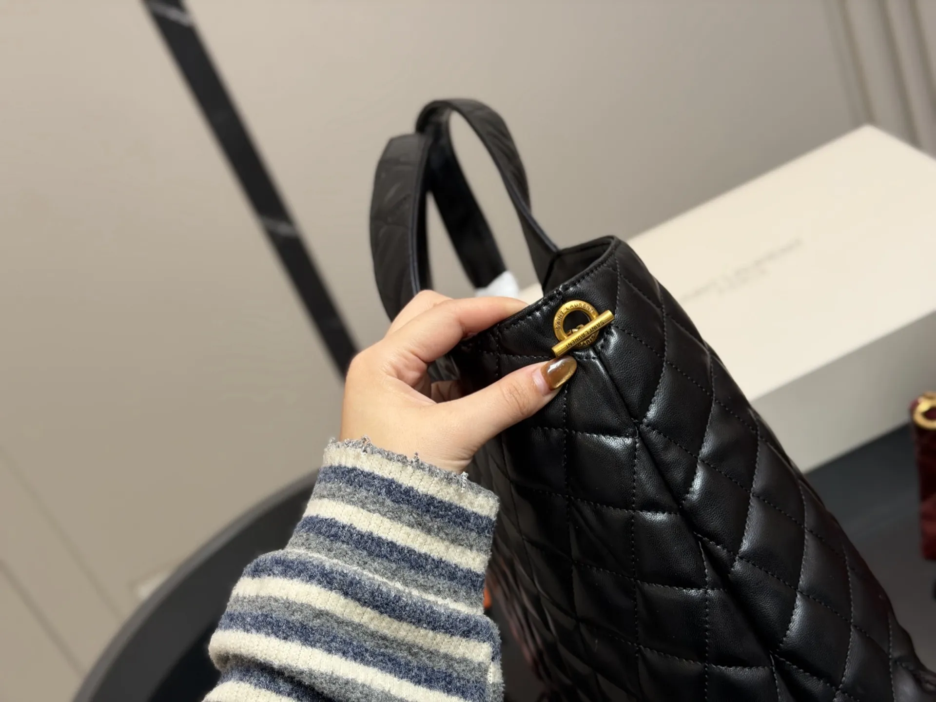 &yen;220 折叠盒飞机盒 size：30*28cm 圣罗兰新款购物袋太可了吧 YSLGabv绗缝纹路购物袋 大tote感觉太温柔了吧! ⚠️原版大标