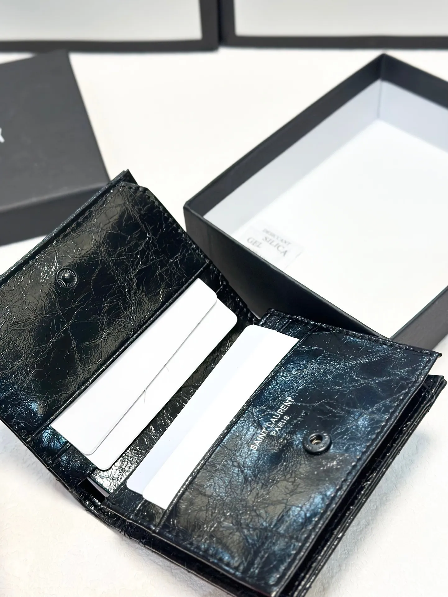 P90🎀🎀颜色 黑🎀尺寸 11x10🎀圣罗兰专柜同步👏时尚钱包，优质油蜡小牛皮👍🏻内阁丰富，超级实用❗️现货高品质[得意]