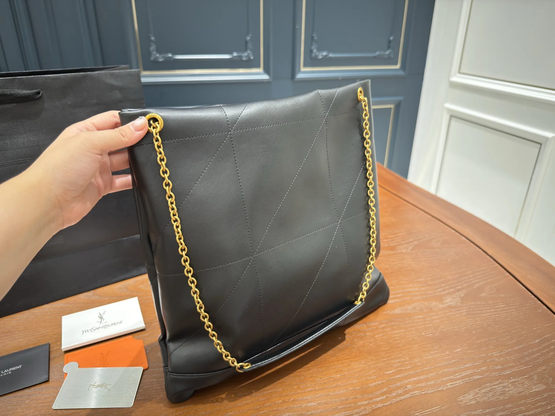 (全套包装⚠️)p200 size:34.33cm 圣罗兰太好搭配了呜呜呜 Ysl bag 更酷哦! 面料很耐造 高级感拉满 搜索🔍 垃圾袋