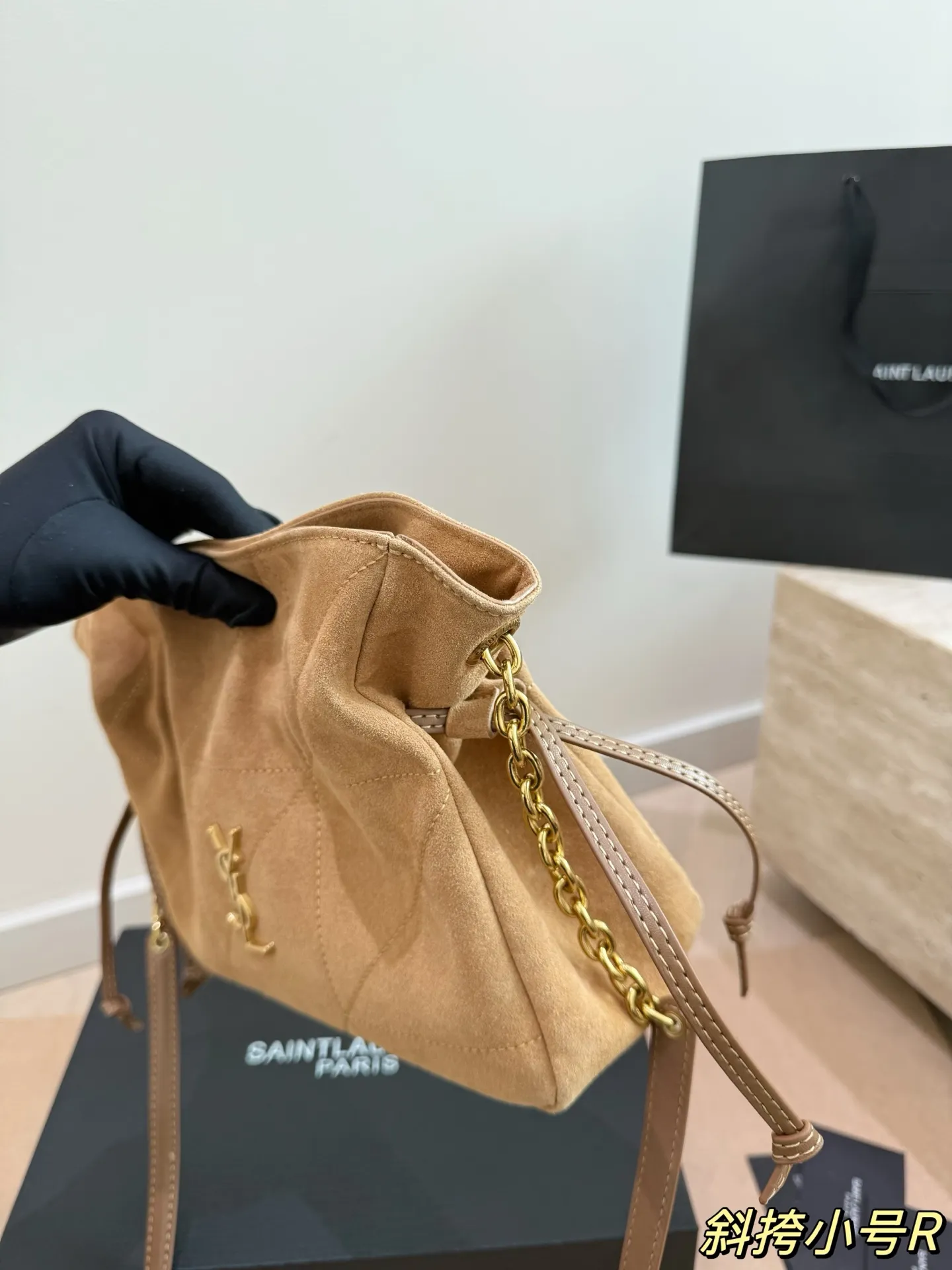 P170 配礼盒🎁 圣罗兰YSLJamie小福袋 麂皮 背起来真的太有feel。 圣罗兰 最低调, 简洁大气啦! 尺寸24.19cm
