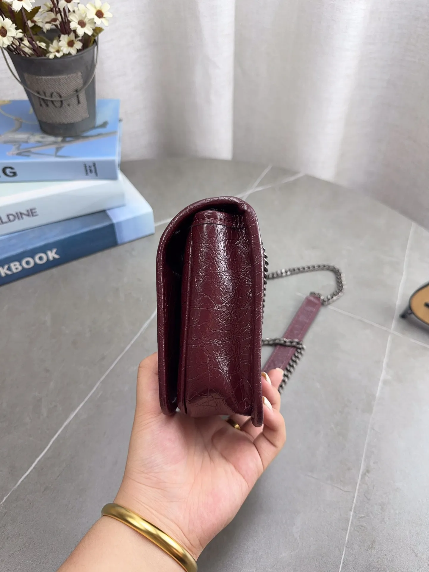 折叠飞机礼盒包装 🎉高品质ysl 圣罗兰 niki 邮差链条包 出去逛一天什么都可以放进去 流浪背法也很好看 黑色真的是跟各种颜色的衣服都很搭 之前一直在Onthego和这个之间犹豫 最后感觉没选错 五星推荐 迷你尺寸：19*14cm p150