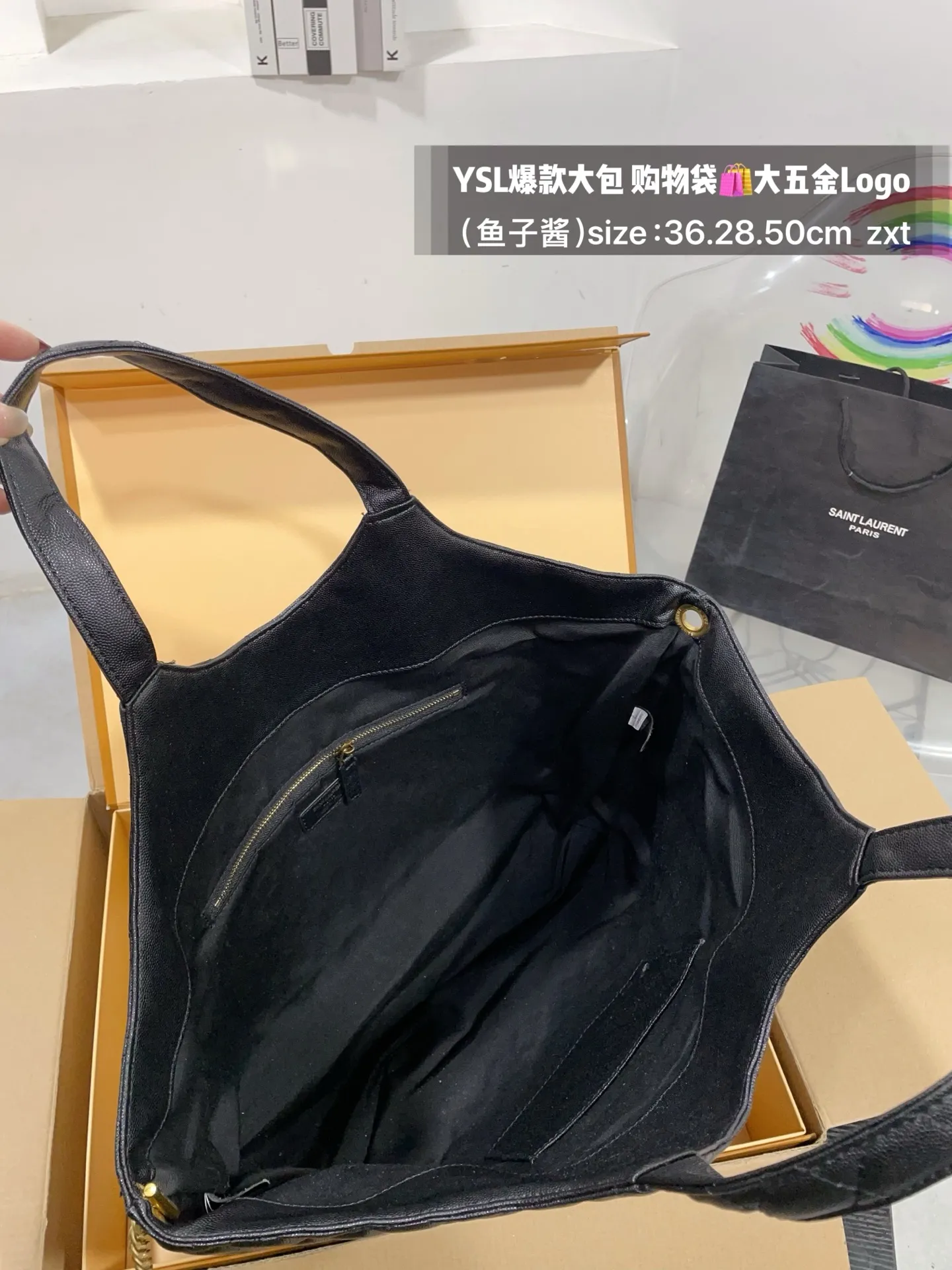 👑💰175无盒 size：底36.28.50cm YSL爆款大包 购物袋🛍️ 大五金Logo终于做到与原版大小一致💪 高级感满满👍圣罗兰 复古菱形格子与 巨大LOGO五金 璀璨而大气☄️ 最重要是一包当2包用、 中间链子往两侧一收 可以变换造型 配有小包一个 （五金全套对版带LOGO）