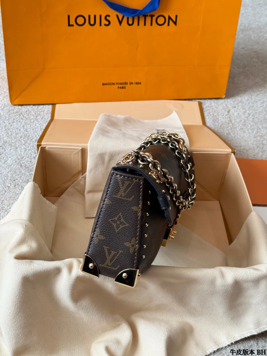 复刻版 p180 LV Trunkie 老花链条包 LV Trunkie老花链条包，经典Monogram帆布+金属铆钉，复古又摩登！灵感来自LV古董旅行箱，硬挺廓形超有辨识度。S型锁扣开合仪式感满满，链条肩带可拆卸，手拎、单肩、斜挎都OK，通勤休闲都能搭。尺寸26x17cm，容量适中，日常物品轻松装下，实用又时髦！