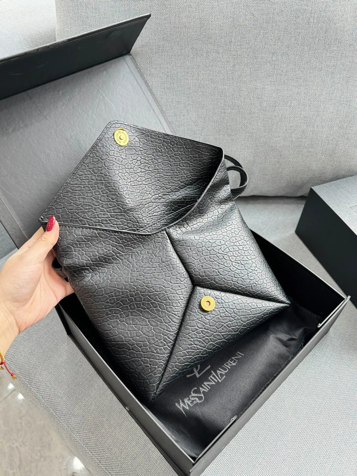 💰125 折叠盒 size：23&times;16 圣罗兰 YSL LE CASSANDRE 大象纹 链条包 信封包 单肩斜挎手拿包 精致度满分10 链条包新色新色好有气质小羊皮材质 很轻很软!巴掌大却超好装的小个子可以闭眼冲 超软超有质感！！！