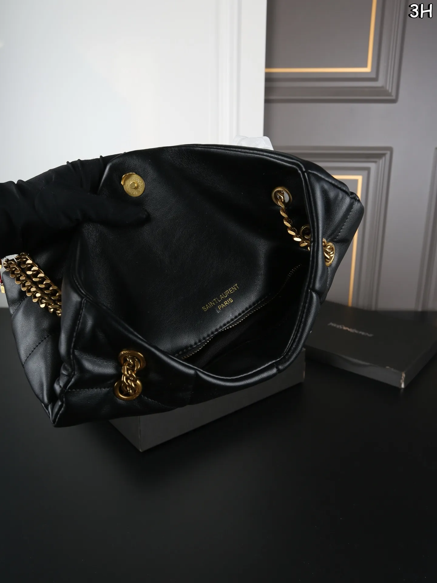 P120 天地盖 圣罗兰 YSL 云朵包 斜挎单肩包 可盐可甜, 是那种复古金色,很高级很洋气哇。 女性理想的日常出行良伴。从休闲时光到较正式场合,它总能为正装造到更添一抹个性态度。ysl云朵包的设计简洁大方,时尚又不失个性,无论是日常搭配还是出席派对,都能让你成为最闪耀的那一颗星! 尺寸:28×18