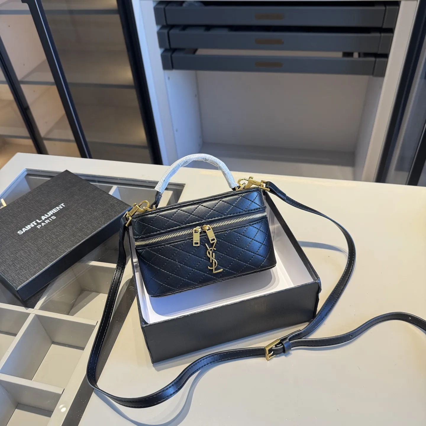 🅿️140✅新品推荐🔜 高端货🔥YSL圣罗兰新款化妆箱～box小盒子包👍明星同款！可手提可肩背～非常实用[呲牙]走到哪都是回头率👍超级有范儿！采用原版牛皮🐂五金都是原版材质哦！质感特别好👍品质堪比正品！上身效果超棒！原版礼盒包装🎁（size：18*11*6）