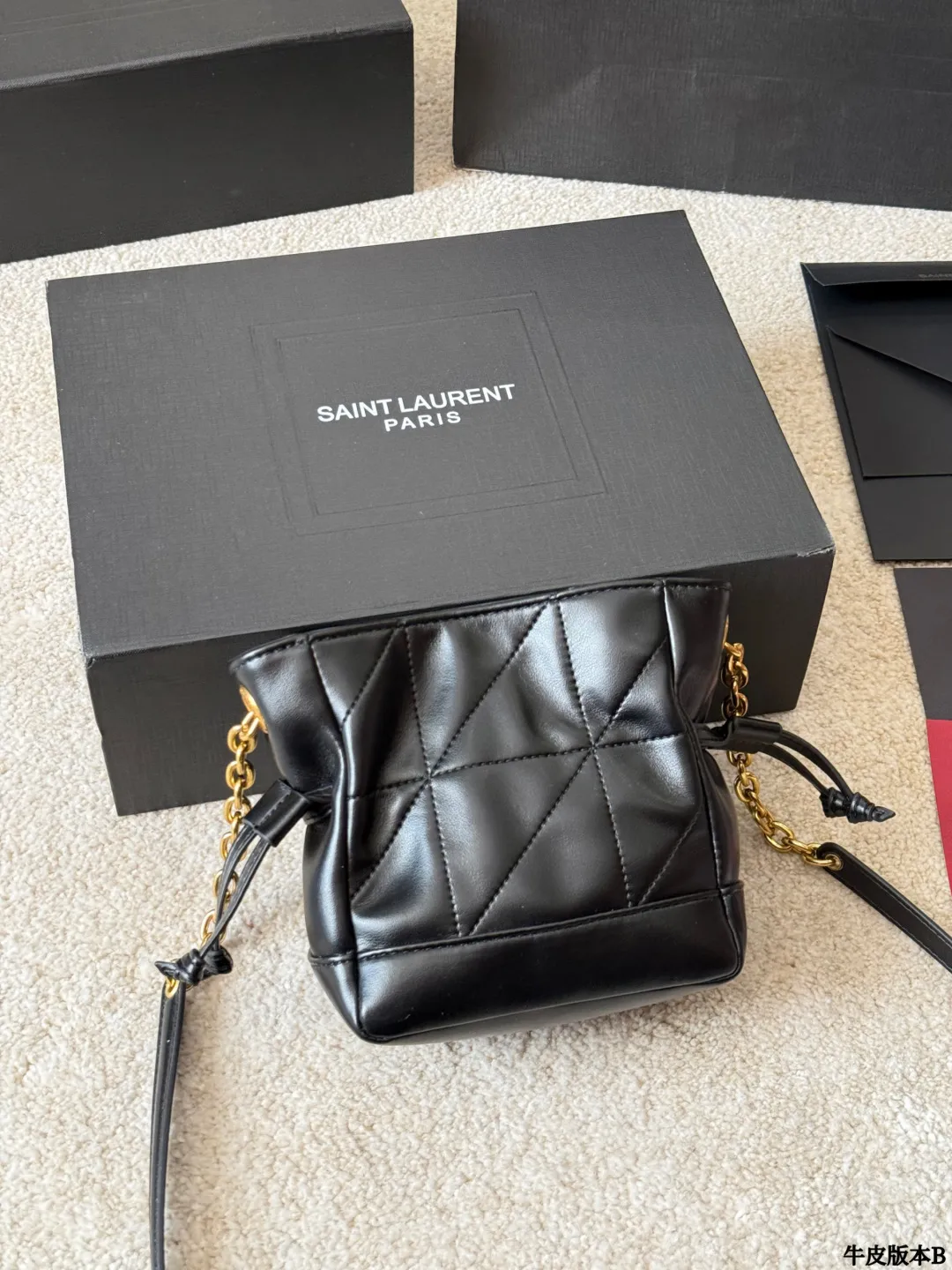 牛皮版本 p145 YSL 圣罗兰|Jamie 4.3 Pochon 这个款式热度很高,黑金配色高级,包型时尚,容量足够,万物可装,坚版包型上身修长身形,自带慵懒感! 包包采用柔软纳帕皮革,皮面光滑亮泽细腻,质感轻盈,超高工艺的对格绗缝。链条可收紧,营造出抽绳包 版的廓形,整体高雅精巧! 里面还有一只可拆卸手拿包,功能性超高又很好看的包 款,N多种背法:手提或手拿,腋下背,斜背都 尺寸 15cm