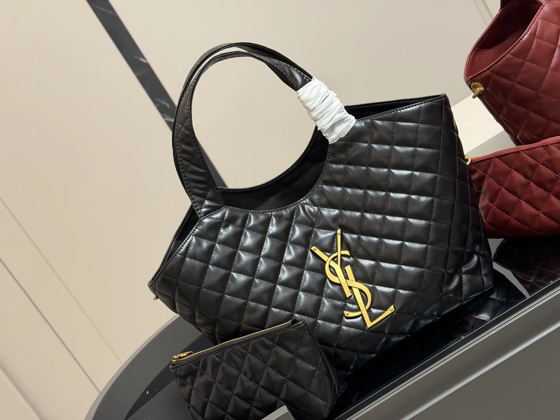 &yen;220 折叠盒飞机盒 size：30*28cm 圣罗兰新款购物袋太可了吧 YSLGabv绗缝纹路购物袋 大tote感觉太温柔了吧! ⚠️原版大标