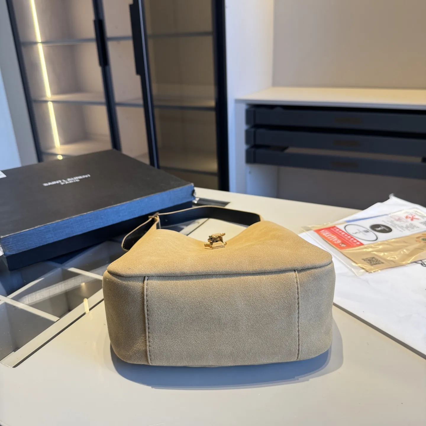 🅿️140✅新品推荐🔜 🔥YSL圣罗兰专柜新款麂皮系列HOBO腋下包👍这款包超!级!火!👍各大明星追捧的爆款~采用原版五金配件!经典logo!顶级做工!面料采用原版皮料!大容量!原版礼盒包装🎁(size:21*22*9)