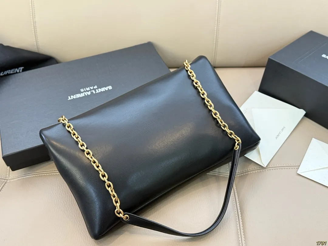 ¥150配盒 圣罗兰 信封包 YSL 绵密的手感,轻便的包包 很有质感 可盐可甜 上身绝美 无可比拟 是每个追求漂亮的女孩必入单品 尺寸33 20