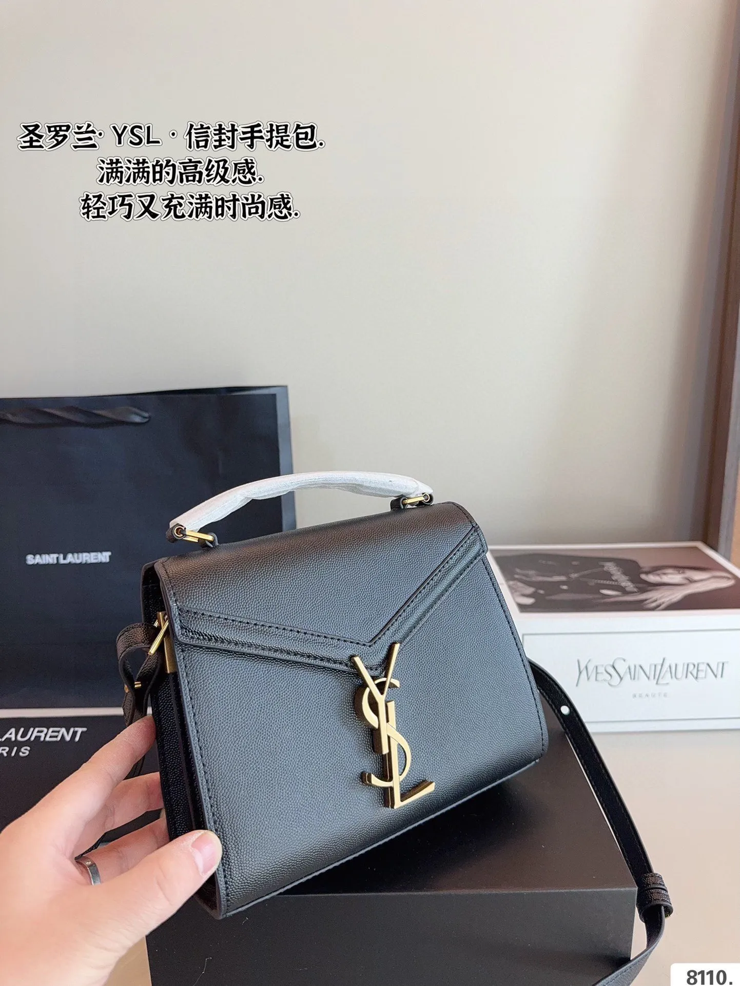 p175配礼盒🎁. 圣罗兰YSL cassandra 手提邮差包 简约才是百搭公式。 复古又时髦,妥妥的街拍神器。 出街通勤都可。 容量很大,可肩背、斜挎。 搭配很显高级感。 是帅气女孩不可缺少的一款经典存在。尺寸:20*8*16cm