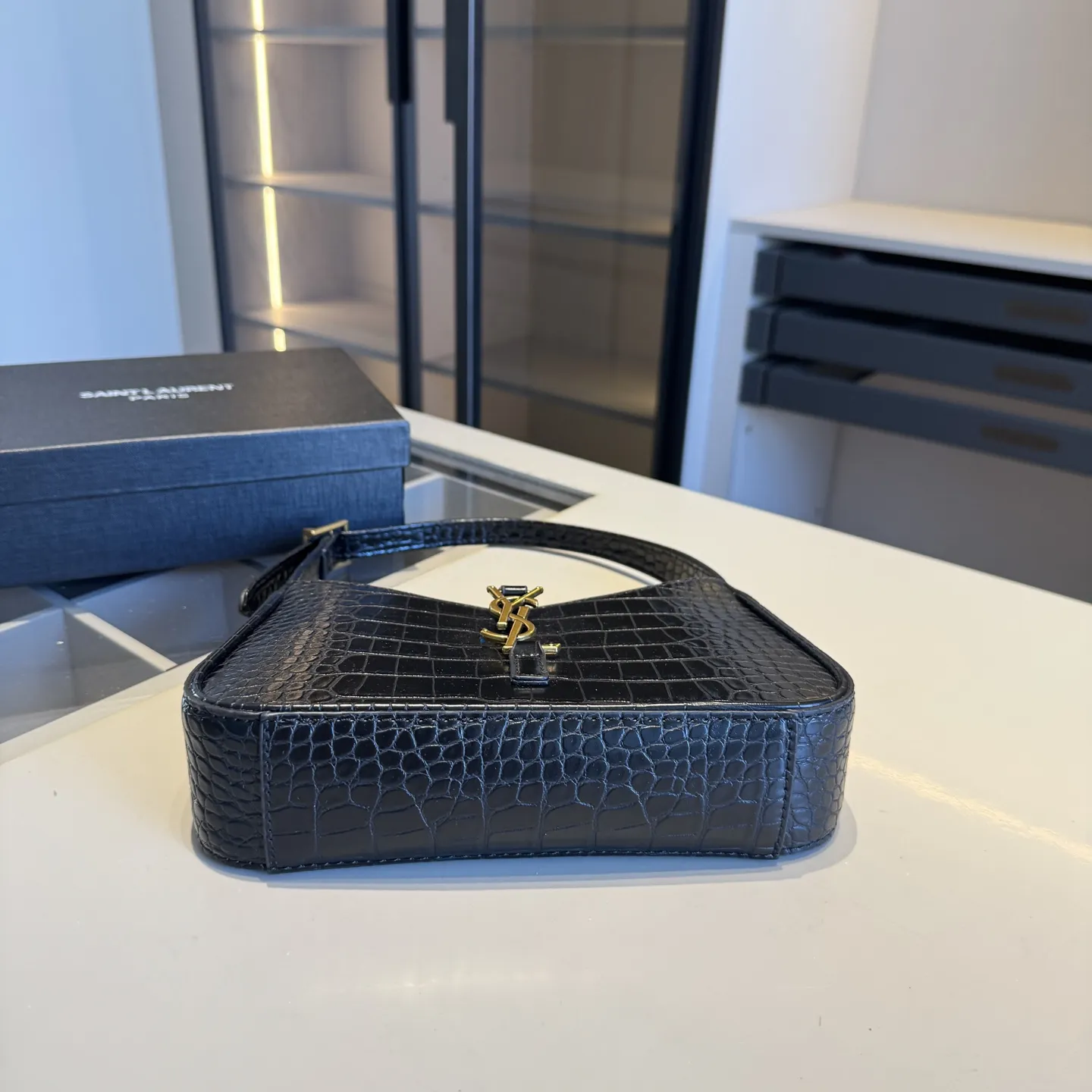 🅿️135✅新品推荐🔜 升级版🔥YSL圣罗兰专柜爆款hobo腋下包！鱼纹系列🐊明星同款！到哪都是回头率👍专柜同款哦！品质堪比正品！进口牛皮面料🐂外出轻便实用！原版顶级五金！🎁原版礼盒包装（size：24*15*6）