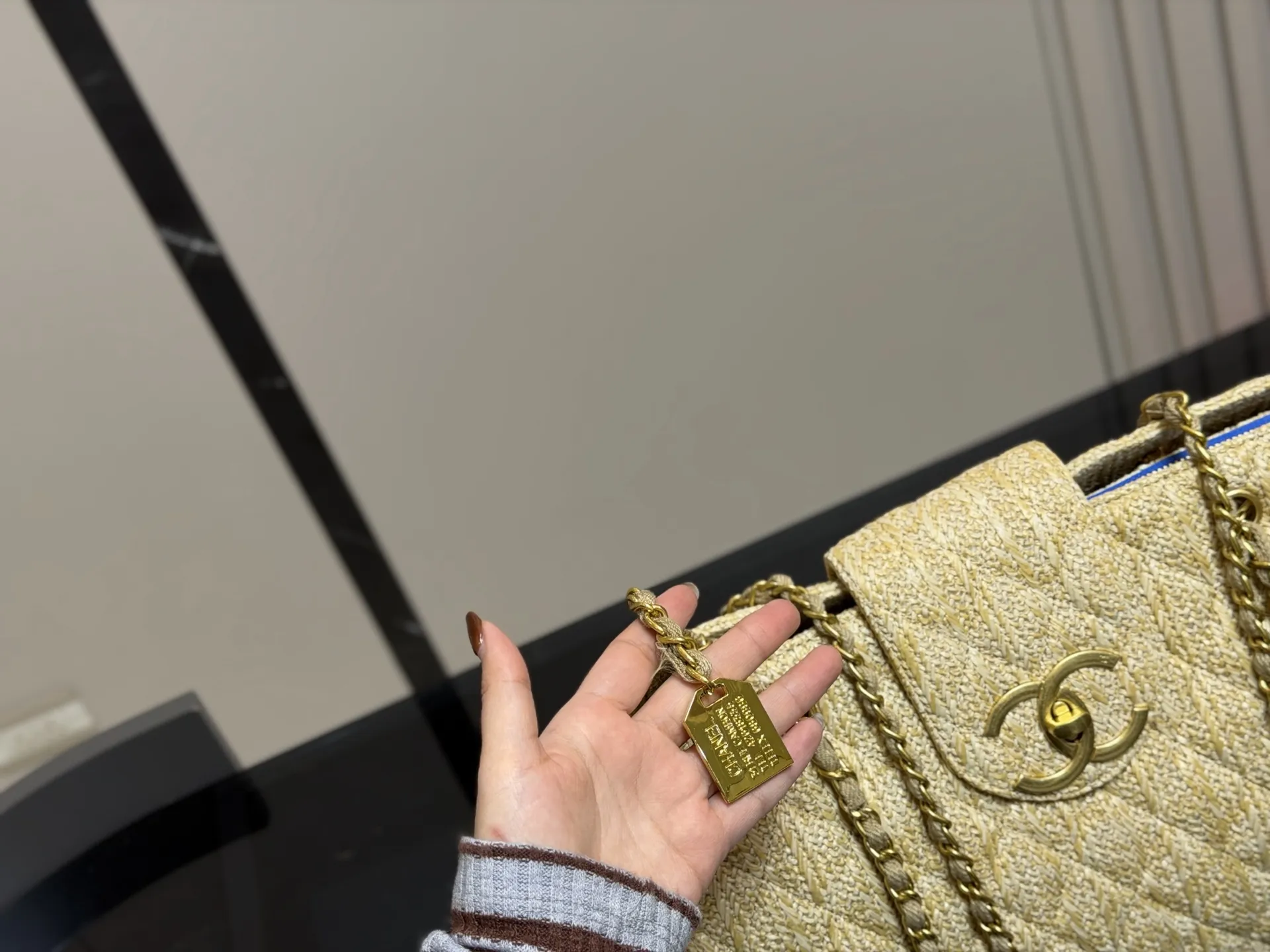 &yen;180 香奈儿CHANEL 链条托特包 复古优雅 香奈儿CHANEL 链条托特包 复古优雅 满满的高级感 大小适中 容量感人 休闲正装皆可轻松驾驭 尺寸:36.26cm