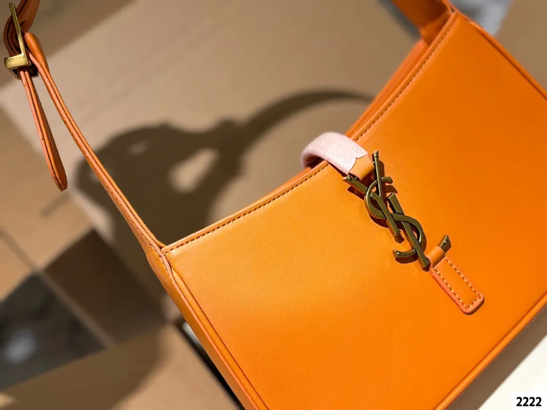 P125 YSL圣罗兰hobo腋下包, 今天的这只方方正正的腋下包又是满满的惊喜呀摸_上去皮质丝滑触感让人一不小心就上瘾除了好质感设计也十分特别以70年代复古手提包为灵感,融入「Rive Gauche左岸精神」,干净的包身以金属扣饰点缀包包极简的外形加上经典品牌logo,完美的搭配,非常的时尚百搭!尺寸:25 14