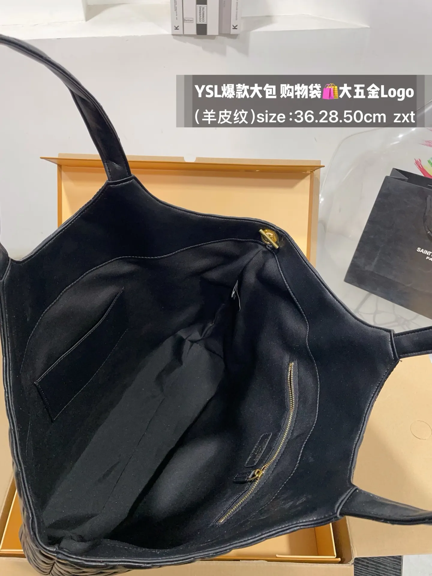 👑💰175无盒 size：底36.28.50cm YSL爆款大包 购物袋🛍️ 大五金Logo终于做到与原版大小一致💪 高级感满满👍圣罗兰 复古菱形格子与 巨大LOGO五金 璀璨而大气☄️ 最重要是一包当2包用、 中间链子往两侧一收 可以变换造型 配有小包一个 （五金全套对版带LOGO）