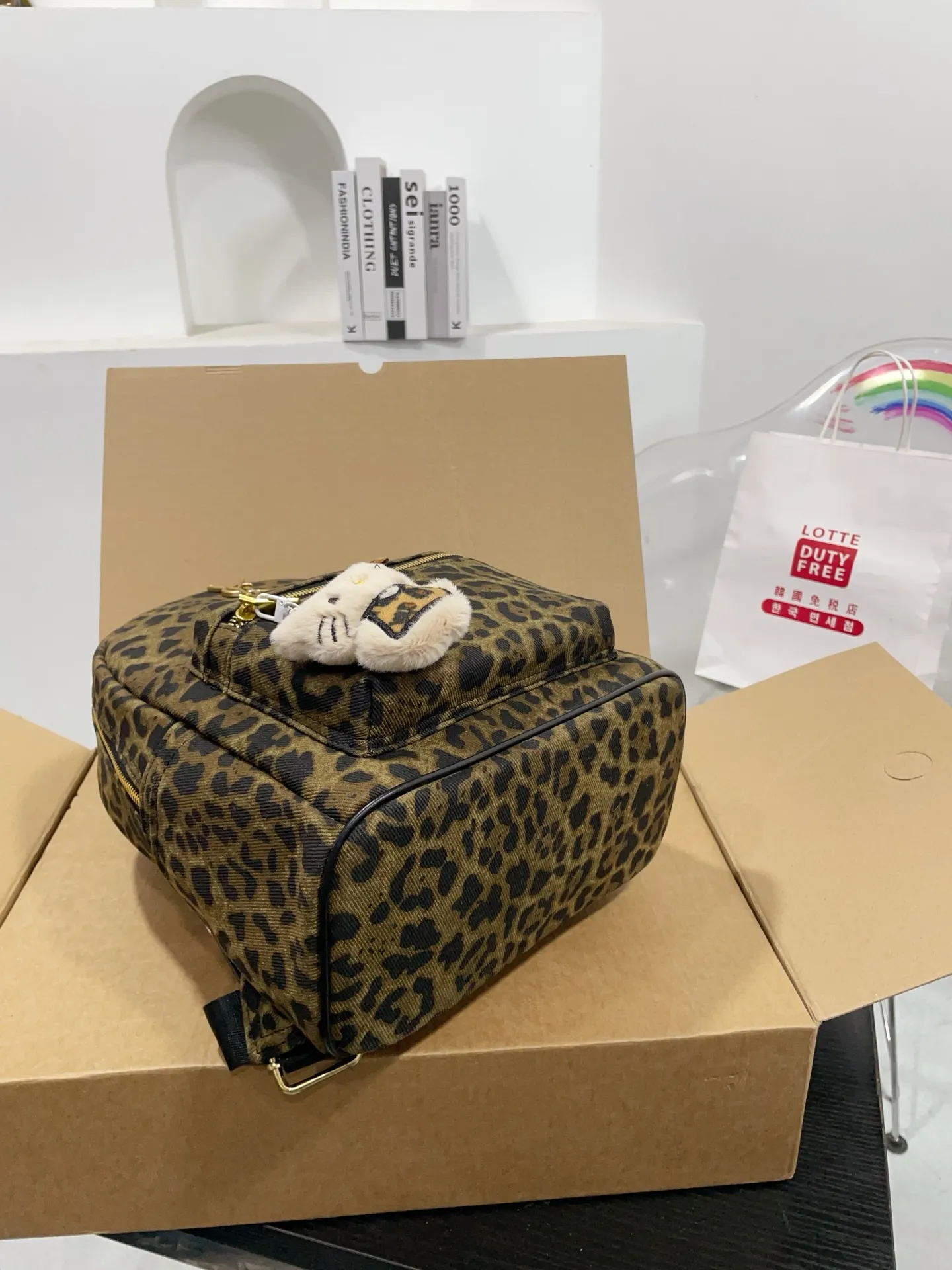 💰P150赠送挂件 圣罗兰双肩包 简单百搭 颜值高 日常出街首选 潮酷时尚女孩必入款 尺寸：26 31