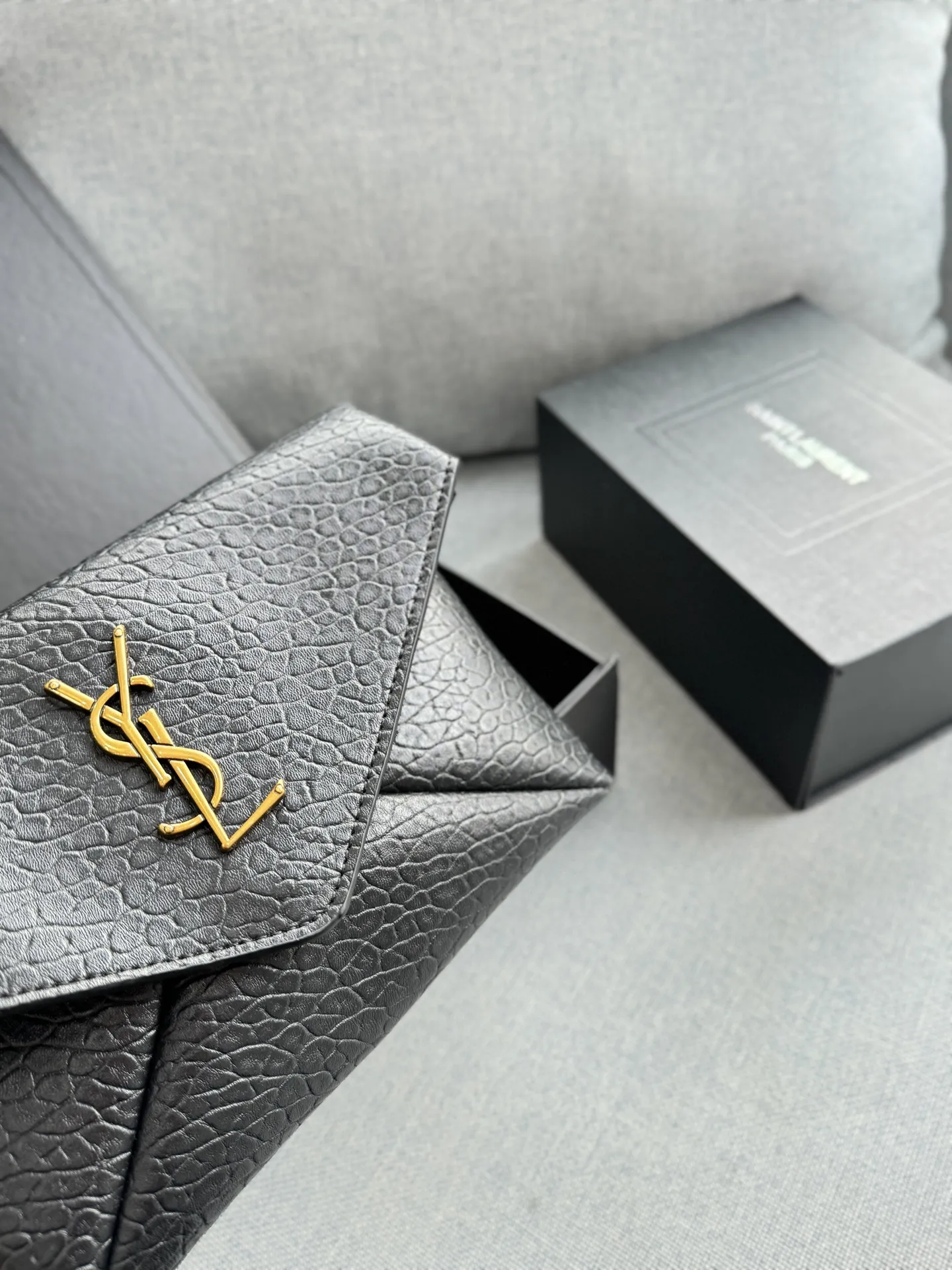 💰125 折叠盒 size:23×16 圣罗兰 YSL LE CASSANDRE 大象纹 链条包 信封包 单肩斜挎手拿包 精致度满分10 链条包新色新色好有气质小羊皮材质 很轻很软!巴掌大却超好装的小个子可以闭眼冲 超软超有质感!!!