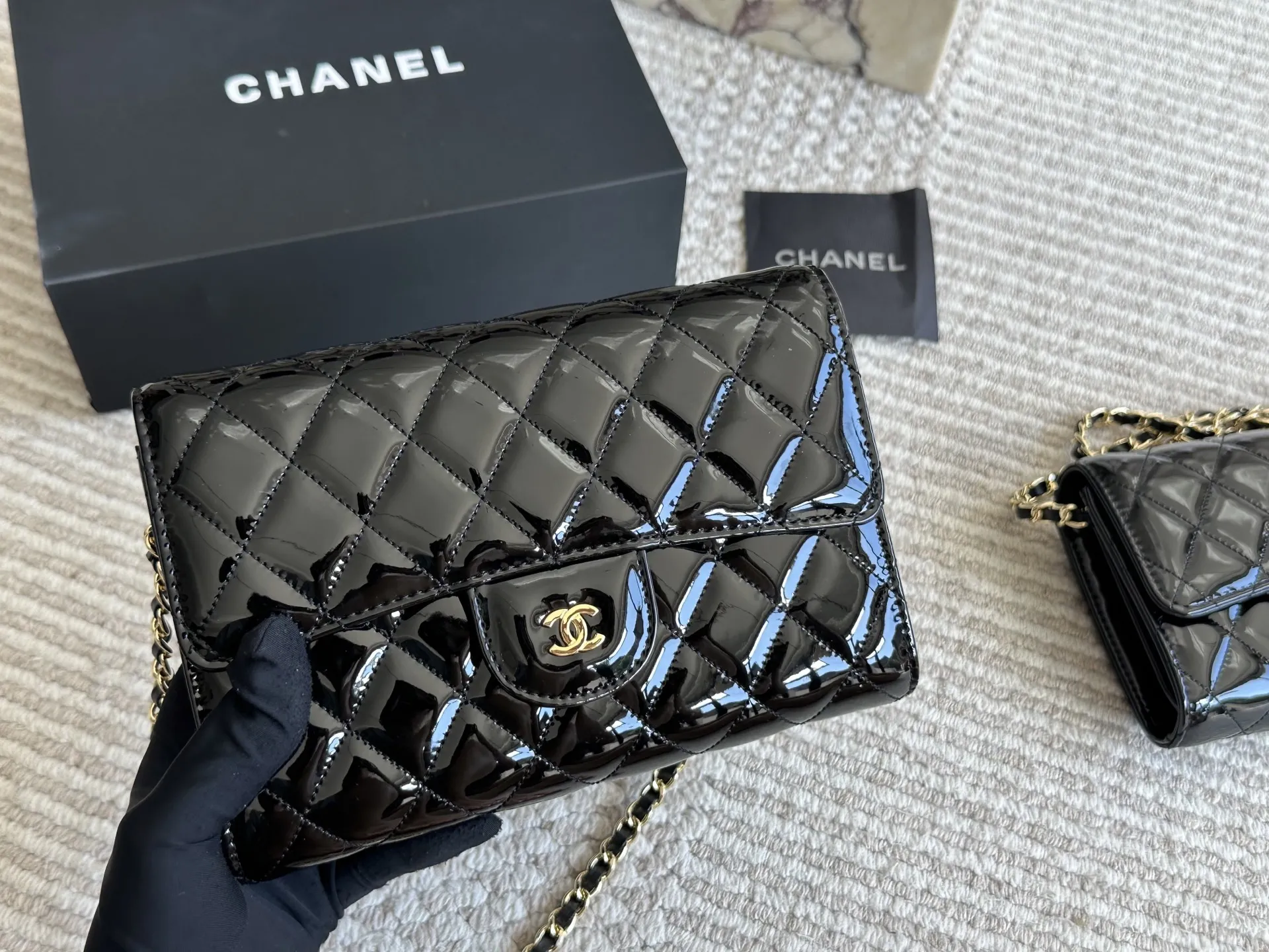 漆皮woc 💰 140 CHANEL 香奈儿发财 一款随身小包推荐给大家!香奈儿woc新款发财包 可斜挎单肩 链条可收入包内作为手包使用💪 上身后超显大气, 别看小小的 这个很能装哦 包内有卡位 拉链位 零钱位 小巧实用 人手必备 上身效果超好 尺寸20 13cm /22 12cm配折叠礼盒