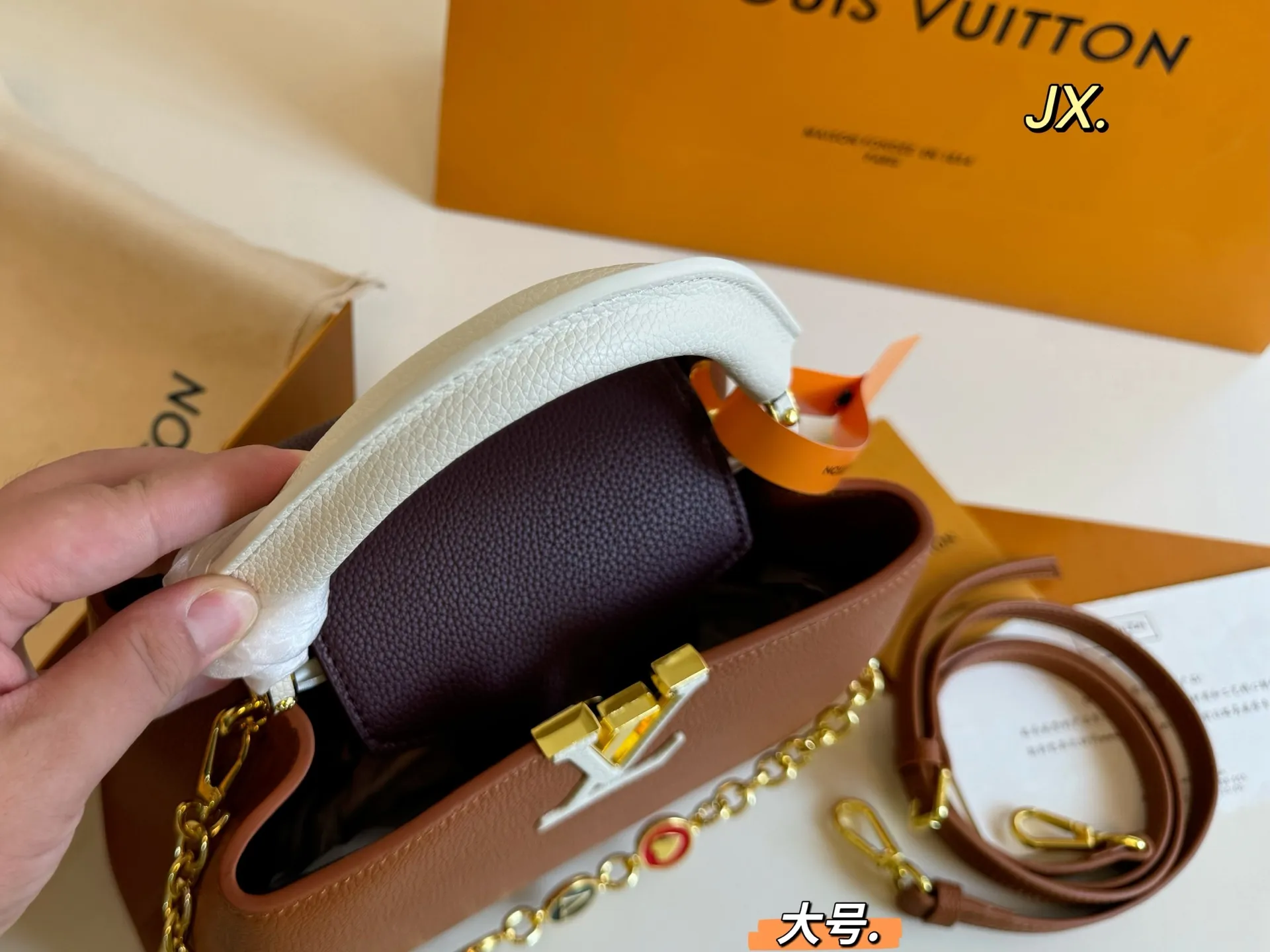 P180大号(折叠盒) size:27×18大号 LV路易威登Capucines卡普辛手提包💕 贵气十足的包包,真的超美! 色彩鲜亮不张扬,显得无比温柔 高级感满🈵️,时尚洋气❗️ 大小刚好,精致又不失优雅‼️