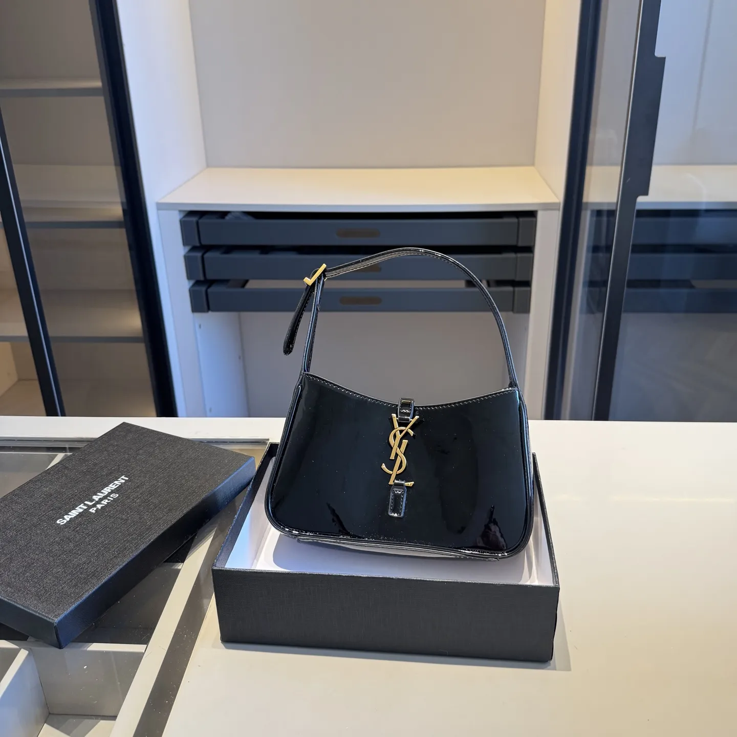 🅿️135✅新品推荐🔜 升级版🔥YSL圣罗兰专柜爆款hobo腋下包！漆皮系列！明星同款！到哪都是回头率👍专柜同款哦！品质堪比正品！进口牛皮面料🐂外出轻便实用！原版顶级五金！🎁原版礼盒包装（size：24*15*6）