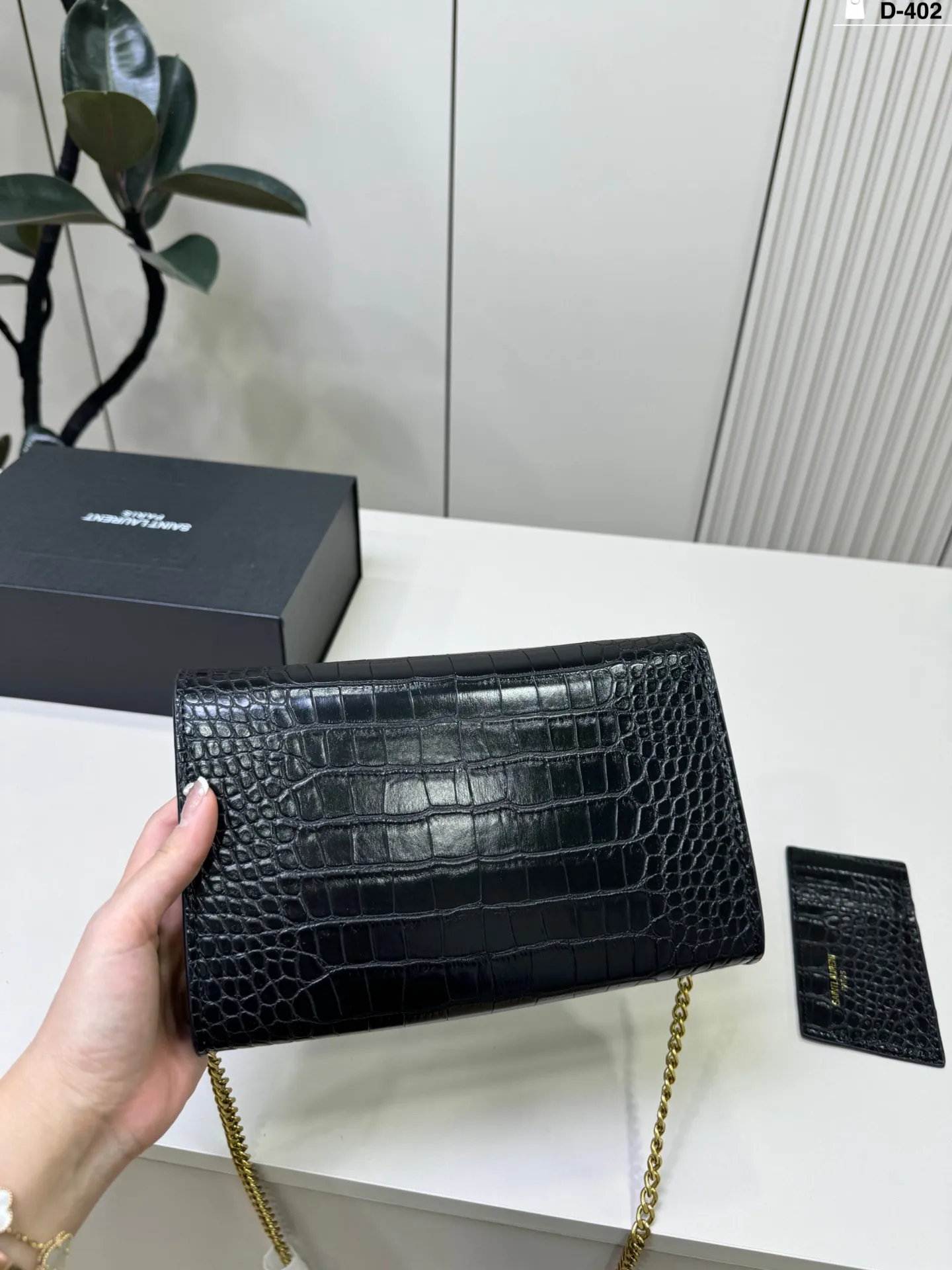 💰p120 D-402尺寸24&times;14折叠盒 YSL Le Cassandre信封包 日常通勤或正式场合都能轻松驾驭 尺寸适中，实用又时髦，是圣罗兰经典热门款，真的很值得入手!