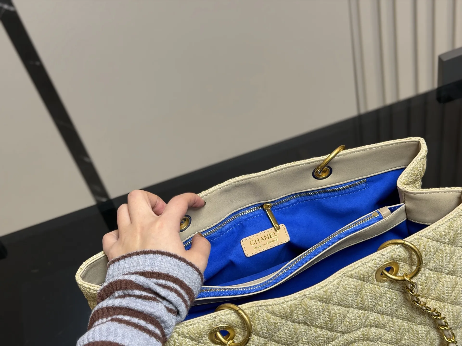 &yen;180 香奈儿GST 一包难求系列 通过各种渠道购入正品开发复刻 原厂小牛皮压荔枝纹颗粒 专柜同步纯钢制五金 容量极大 各种场合均适用 版型超赞👍 出门必备尺寸：38.24cm