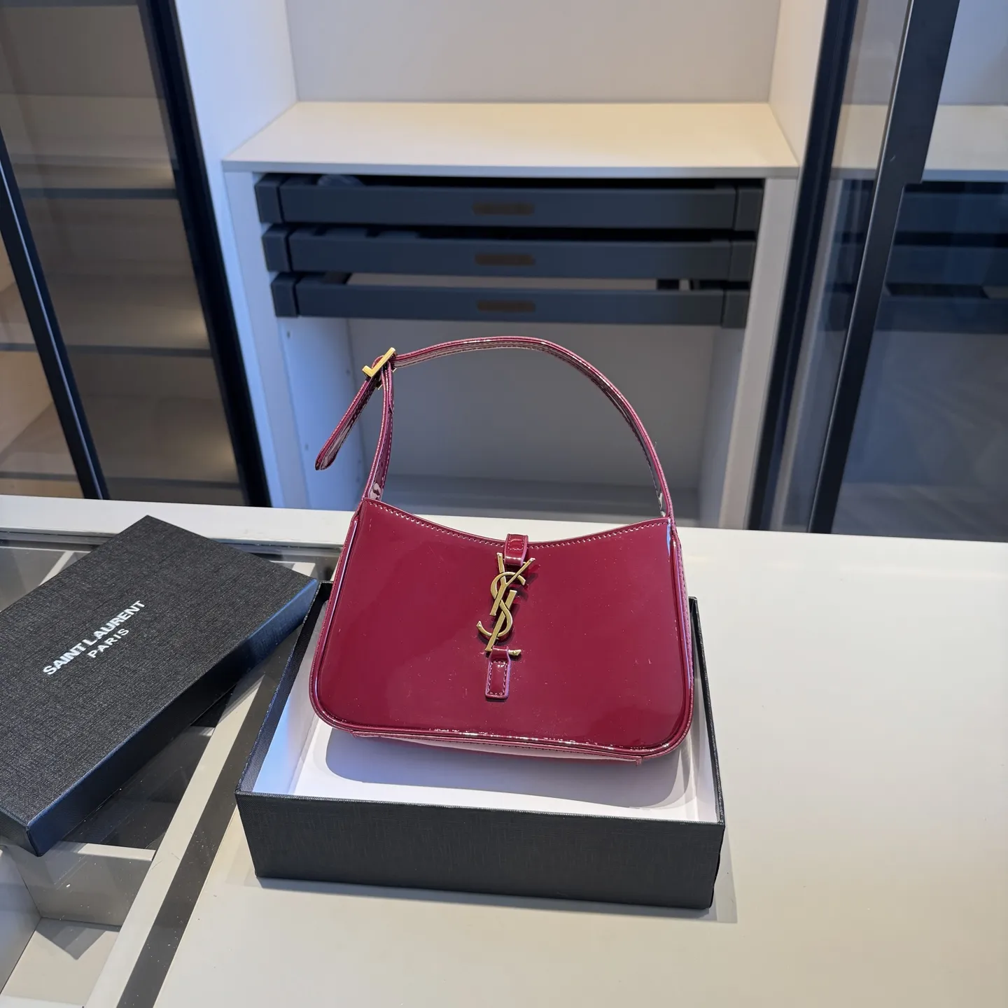 🅿️135✅新品推荐🔜 升级版🔥YSL圣罗兰专柜爆款hobo腋下包!漆皮系列!明星同款!到哪都是回头率👍专柜同款哦!品质堪比正品!进口牛皮面料🐂外出轻便实用!原版顶级五金!🎁原版礼盒包装(size:24*15*6)