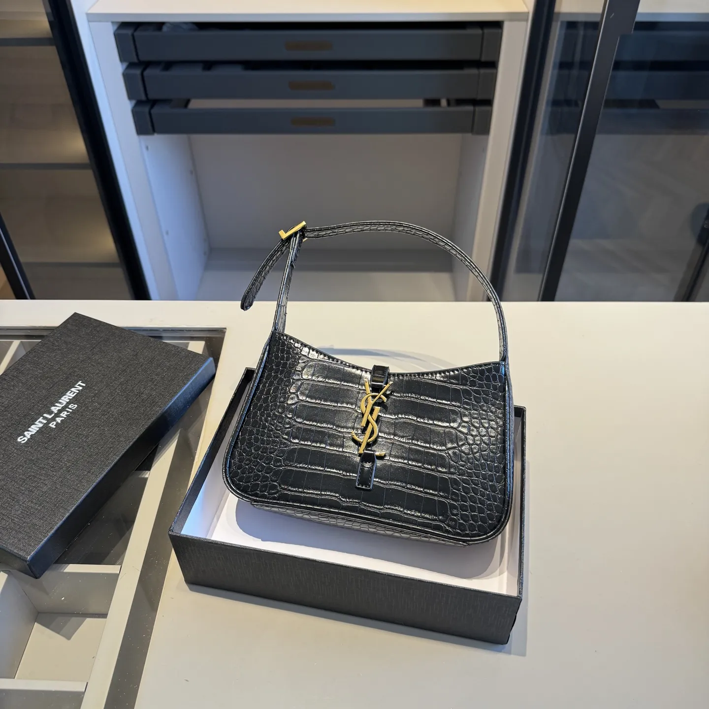 🅿️135✅新品推荐🔜 升级版🔥YSL圣罗兰专柜爆款hobo腋下包！鱼纹系列🐊明星同款！到哪都是回头率👍专柜同款哦！品质堪比正品！进口牛皮面料🐂外出轻便实用！原版顶级五金！🎁原版礼盒包装（size：24*15*6）