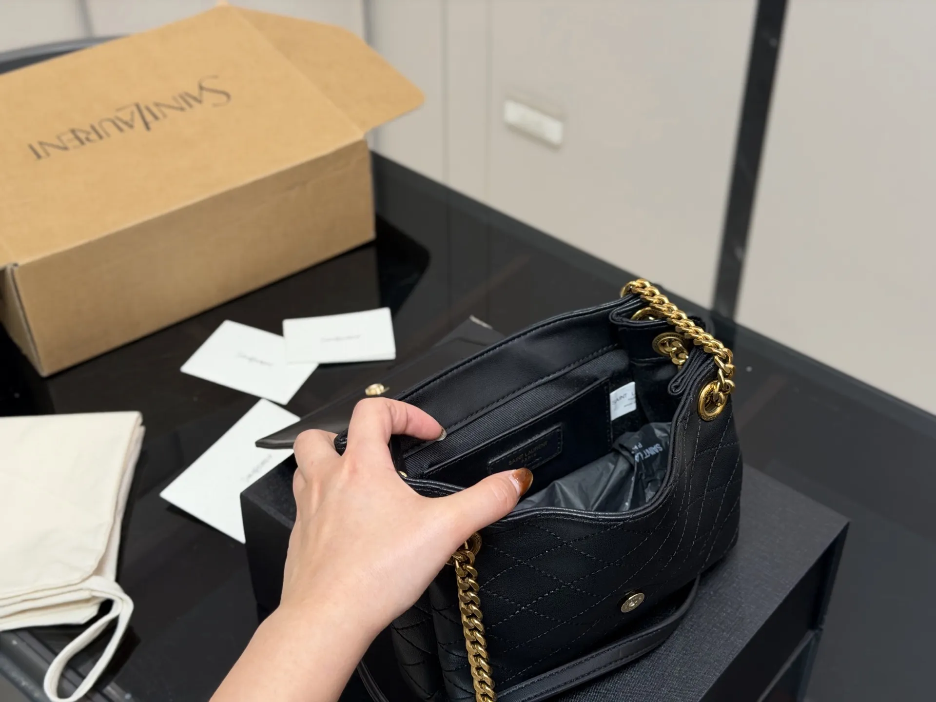 &yen;170 &yen;180 配折叠盒飞机盒 size：16.13cm 21.16cm 牛皮品质出 ✅ 圣罗兰mini NOLITA手袋 精致、可爱还很能装～ 背他真的是温柔小仙女本仙了 搜索🔍杨树林洛丽塔