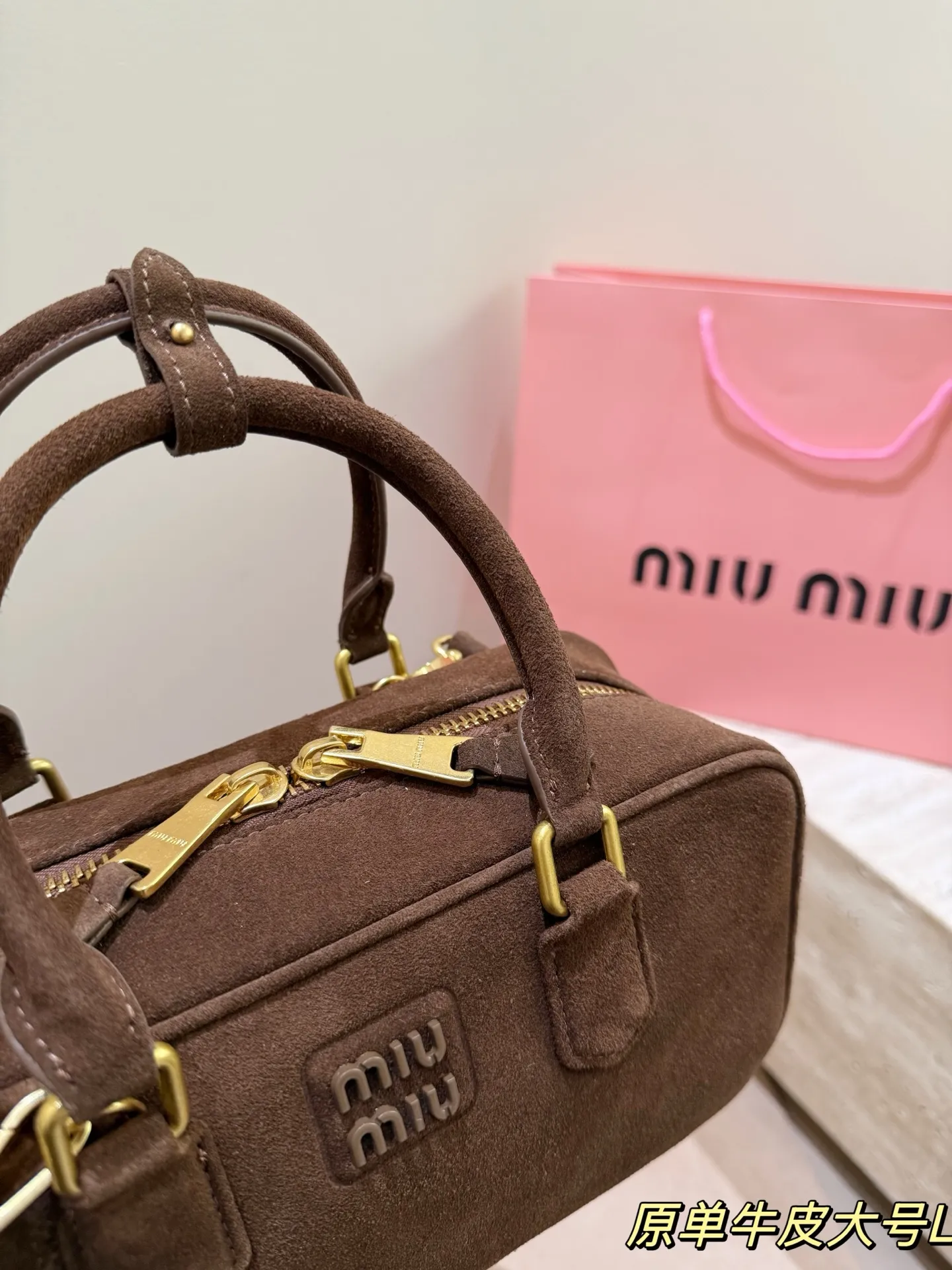 头层牛皮 P275 Miu新品 高级麂皮保龄球包 时尚绝美 大方且与众不同 日常 出街必入款 凸显功能性 实用主义 柔软舒服的触感 彰显 MiuMiu 女性愈加自信,务实,前卫和酷炫的态度 尺寸:28.16cm配礼盒🎁