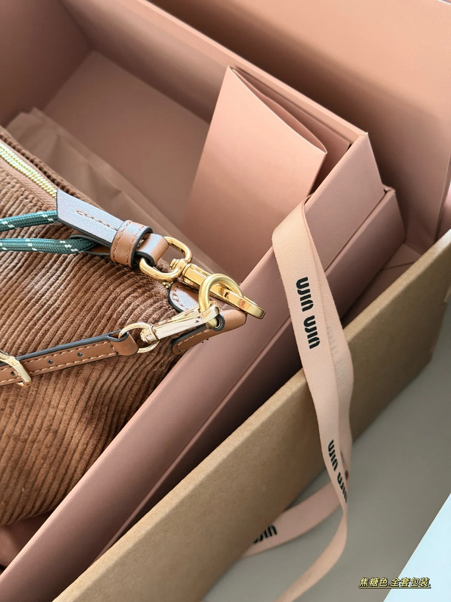 💰 190 配盒 size:底宽18*15cm miumiu 灯芯绒小饭盒~ 自带冲浪绳!! 秋冬氛围感拉满 性价比之王 休闲百搭的饭盒包又来噜!!