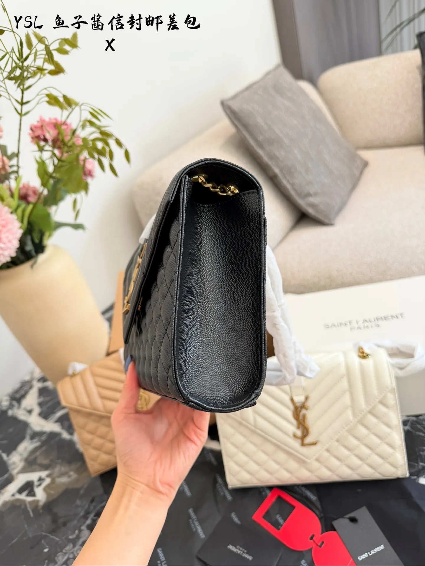 YSL鱼子酱信封包p155 🖤YSL Envelope鱼子酱信封包,经典信封造型+绗缝设计,质感满分!颗粒纹牛皮耐磨又高级,金色Logo超有辨识度✨。中号尺寸约24×17×6cm,容量适中,日常通勤或约会都很OK。链条可调节,单肩、斜挎、腋下背法随心切换,百搭不挑衣服,四季都能用!黑金配色经典耐看,实用又时髦,是YSL标志性手袋之一💼。