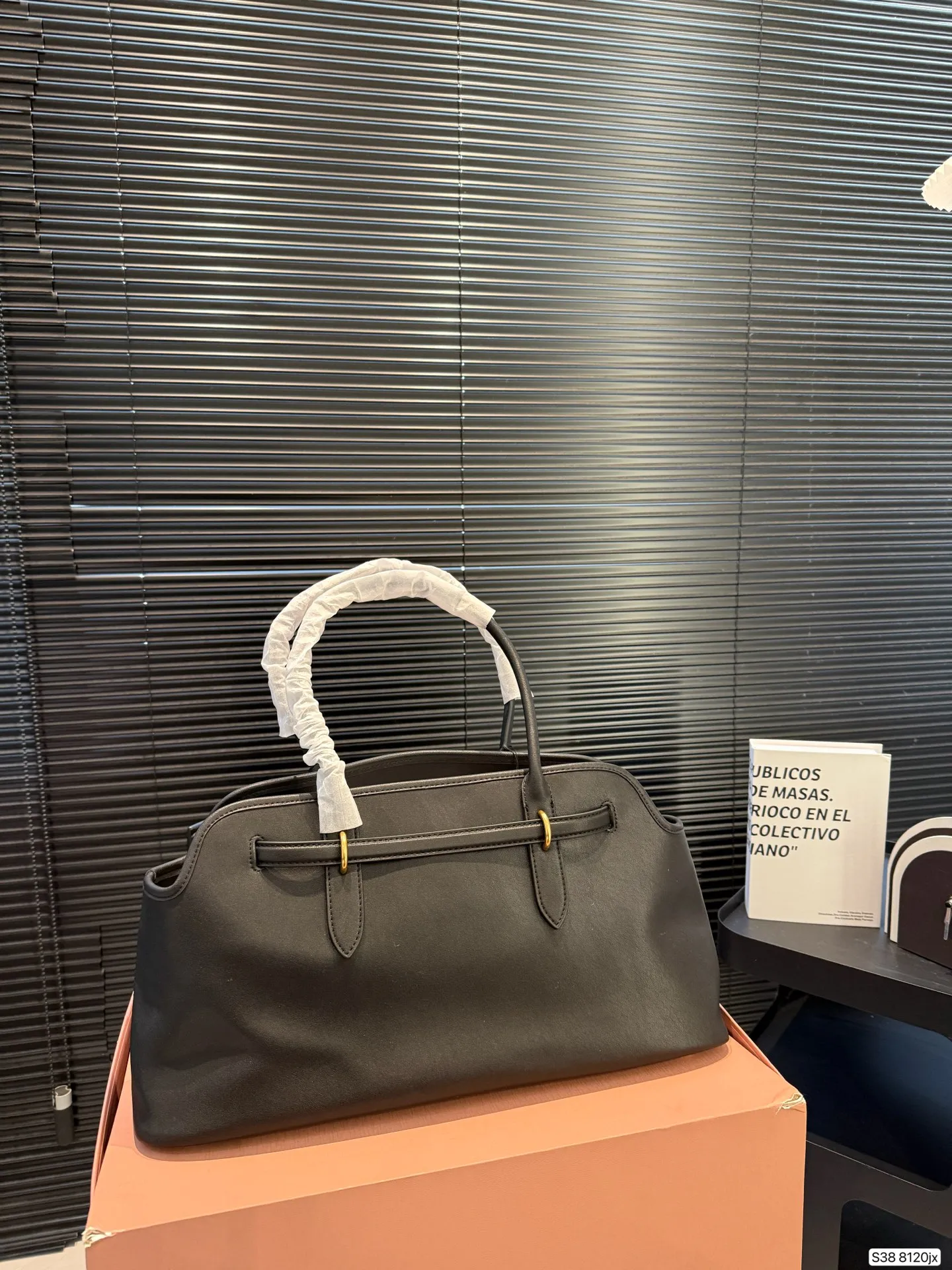 P240 配折叠盒子 麂皮缪缪托特 要么说今年MIUMIU确实“妖”呢 不得不承认MIUMIU现在的产品越来越受欢迎了,不仅仅女生的适龄段继续年轻化,男生的关注度也越来越高,而且营销的确也跟得上,时装周期间的热搜数量就很说明问题~尺寸:45 23货号8120