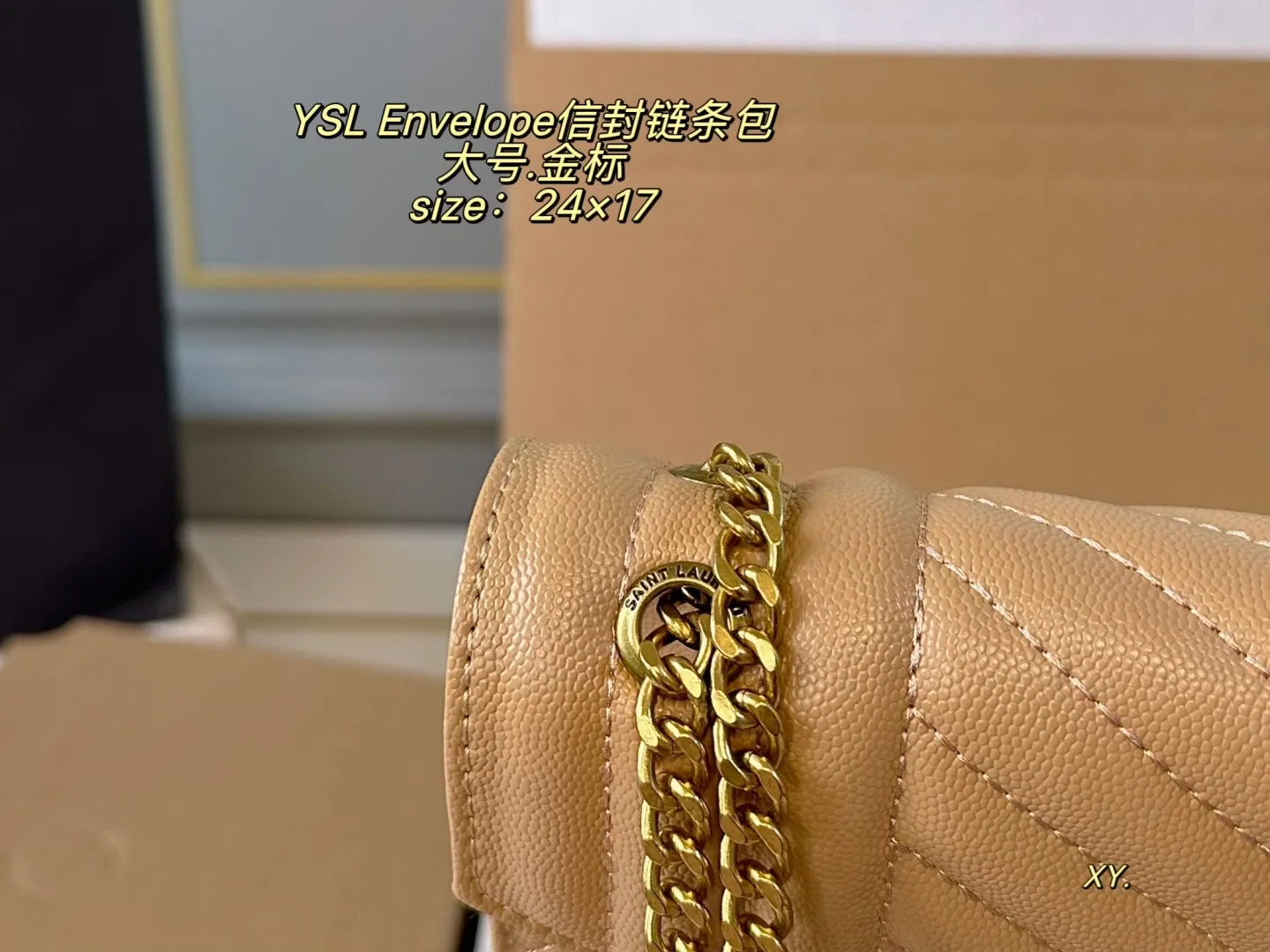 P150 大号(折叠盒飞机盒) size:24×17 YSL 圣罗兰Envelope 信封包链条包💕 超能装的信封包,简直美翻啦! 包内配有镜子🪞~ 方正的包型,透露出成熟气质 斜挎、单肩、手提背都好看✅ 通勤或休闲,上身很有气场‼️