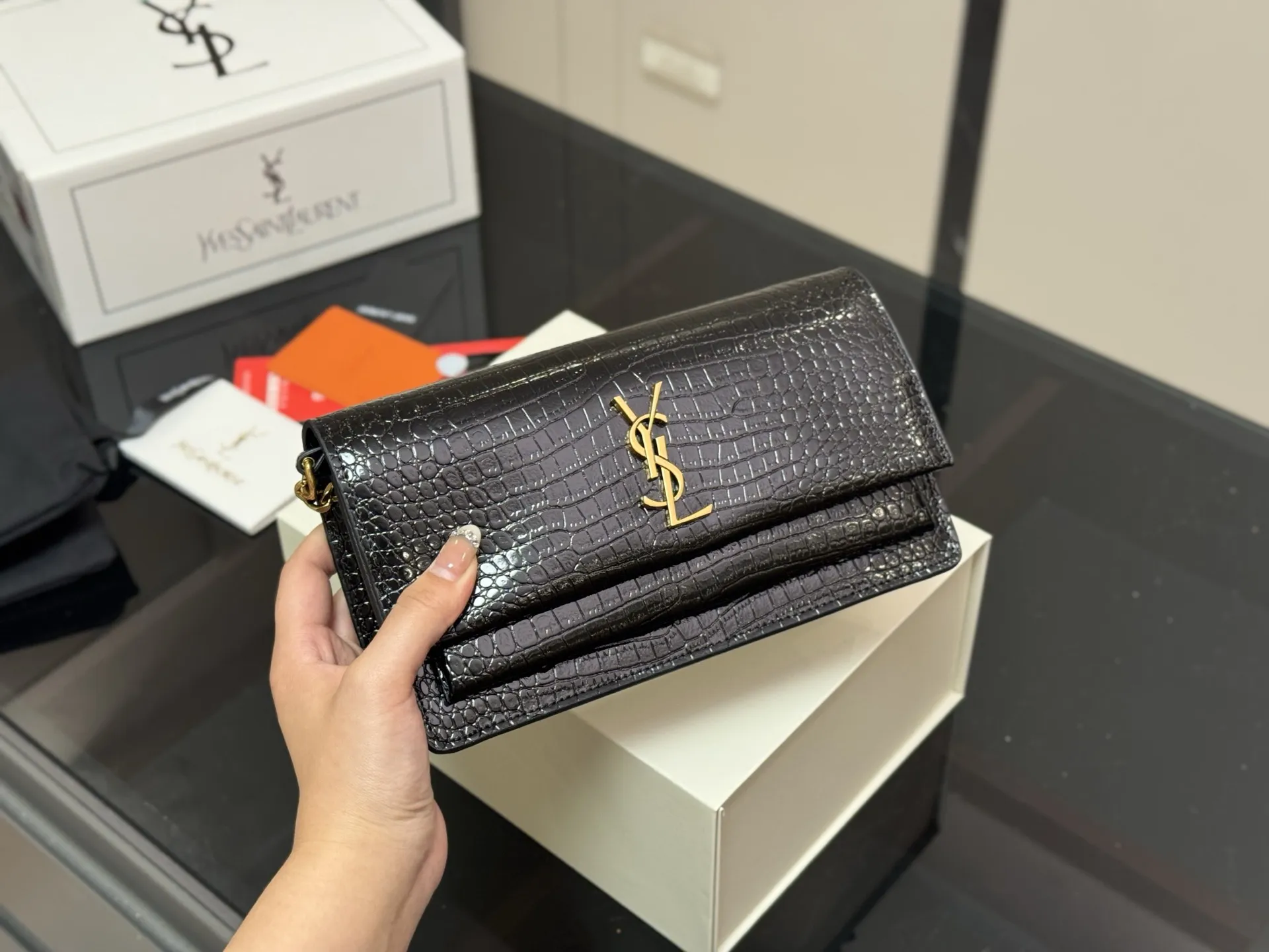 &yen;180 配折叠盒飞机盒 YSL圣罗兰sunset日落包 Sunset bag 陪你走遍天涯海角 一起看日落 ysl包包 尺寸:22.13cm