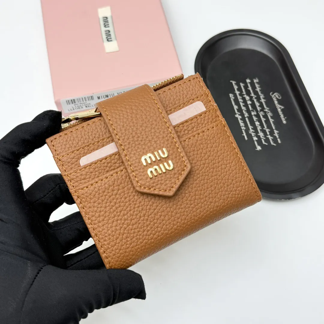 p85🎀miumiu V13🎀颜色 黑 棕🎀尺寸 11.5*10*3 🎀miumiu专柜最新款！专柜爆款热力来袭，釆用顶级进口牛皮，做工精细