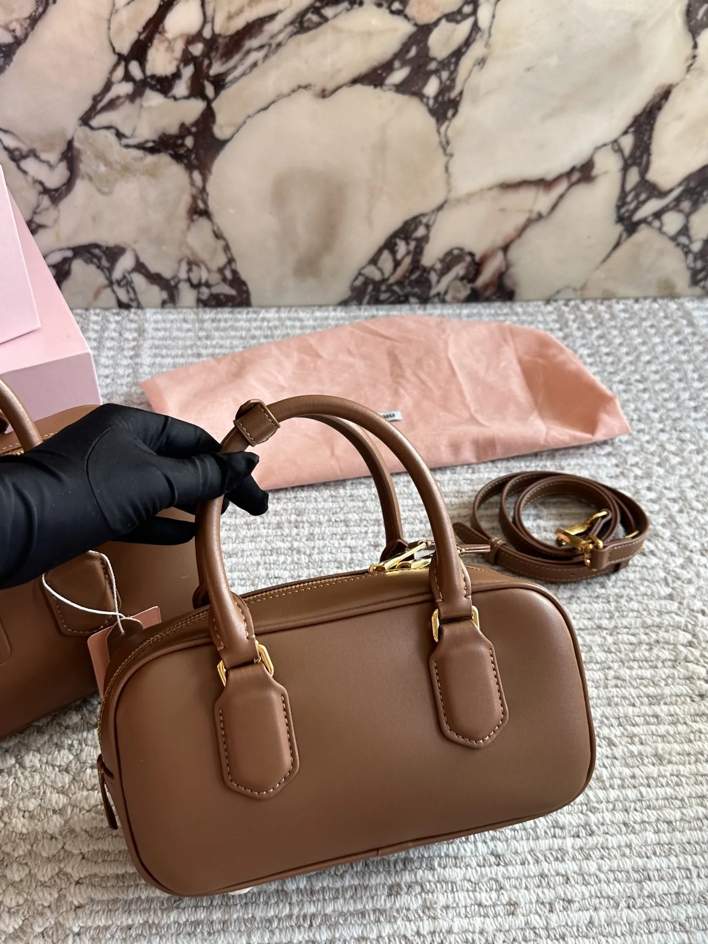 💰190、💰180 配盒 size:22*11cm 27*13cm miumiu保龄球/公文包/ 包包甜度刚好! 很难不爱啊啊! 可手拎也可斜挎 绝对不是小废包哦!容量足足的~~ 出场就是miumiu小公主!