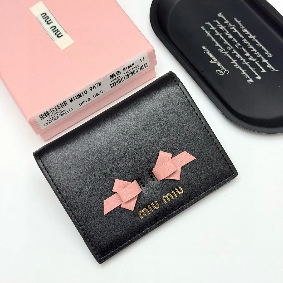 📢📢📢p95 🍒 miumiu 947 颜色:黑色 粉色 深灰色 浅灰色 尺寸:11.5*10*3 说明:miumiu专柜最新款火爆登场!采用头层牛皮,做工精致, 媲美专柜!多功能小钱包,超级精致时尚!