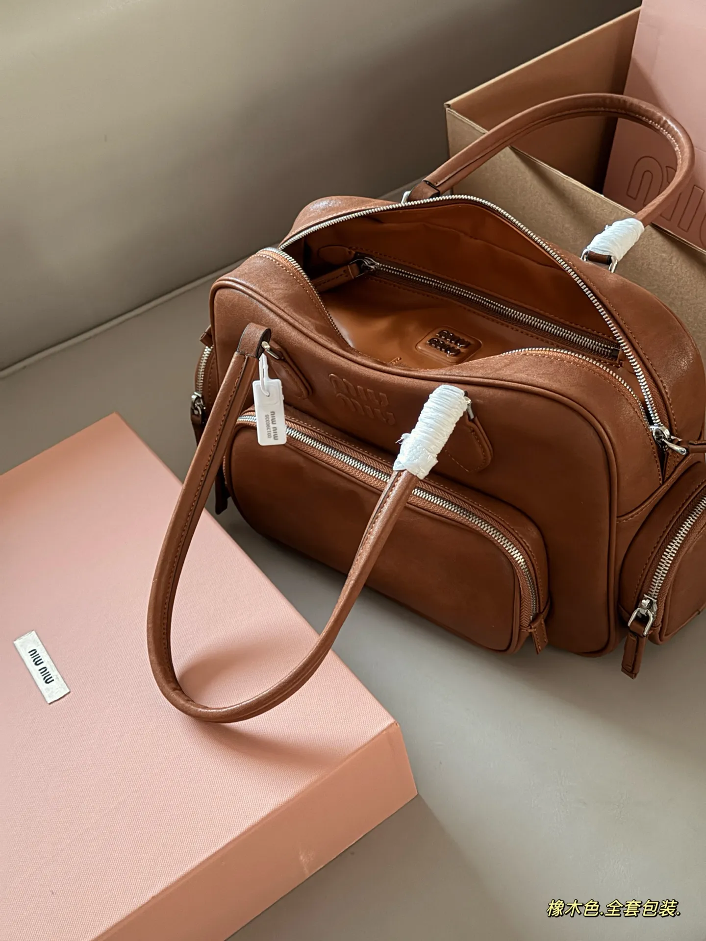 💰310 配全套包装 牛皮 size:38*16cm miumiu 新的小机车包 一眼爱上 皮质是耐用的微雾面肌理, 更复古哦! 请把这只miumiu机车包焊在我肩上