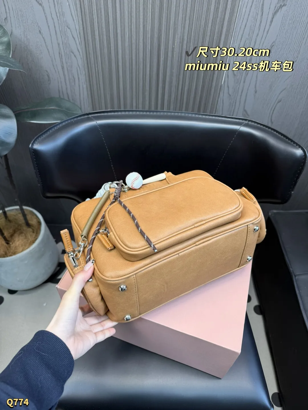 💰190 配折叠盒 尺寸：30.20 cm 缪缪 MIUMIU今年最特别款式机车包.斜挎包-皮质柔软，棉质缎面衬里，多口袋设计模糊功能与装饰界限，个性鲜明，能驾驭各种风格，可甜可盐，容量可光，各大明星时尚搏主几乎人手一个