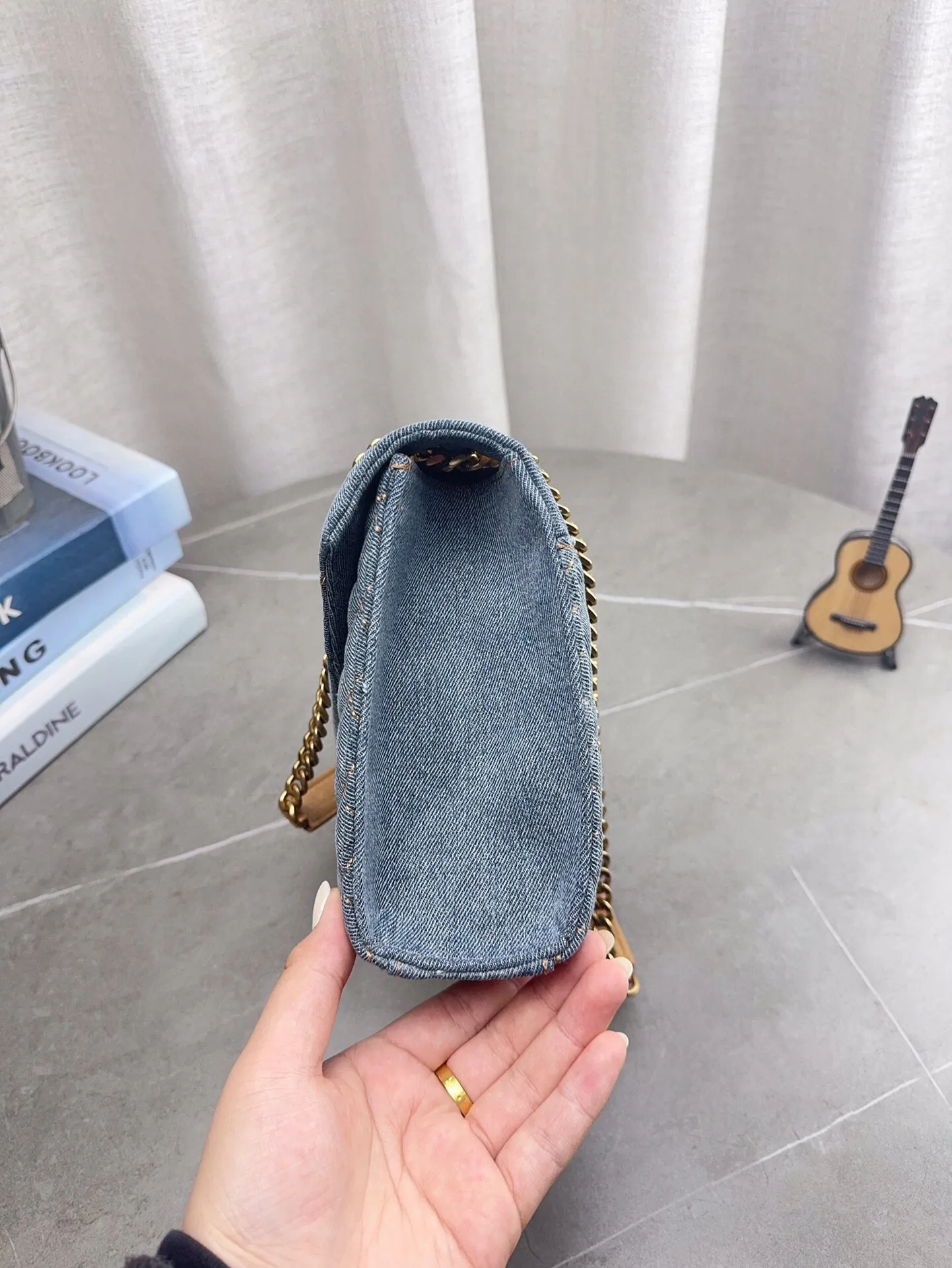 折叠飞机礼盒包装 高品质YSL圣罗兰牛仔链条信封包 简约才是百搭公式。 复古又时髦，妥妥的街拍神器。 出街通勤都可。 容量很大，可肩背、斜挎。 搭配很显高级感。 是帅气女孩不可缺少的一款经典存在。 尺寸24*17cm p185